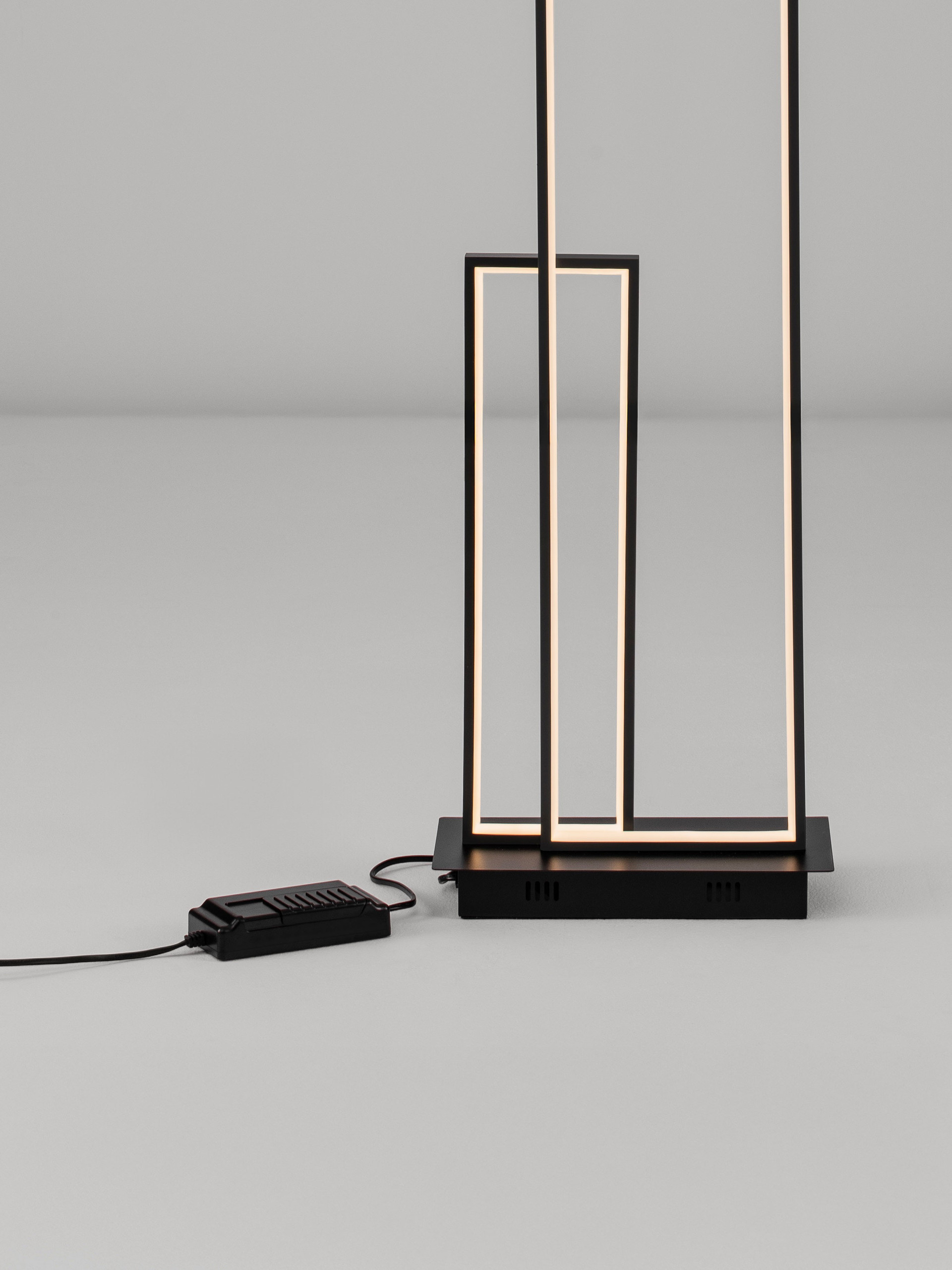 ALIS | L 30 W 15 H 152.5 cm | 45 W | 3200 K | 1860 lm | IP20 | Black | Steel/Aluminum/Acrylic