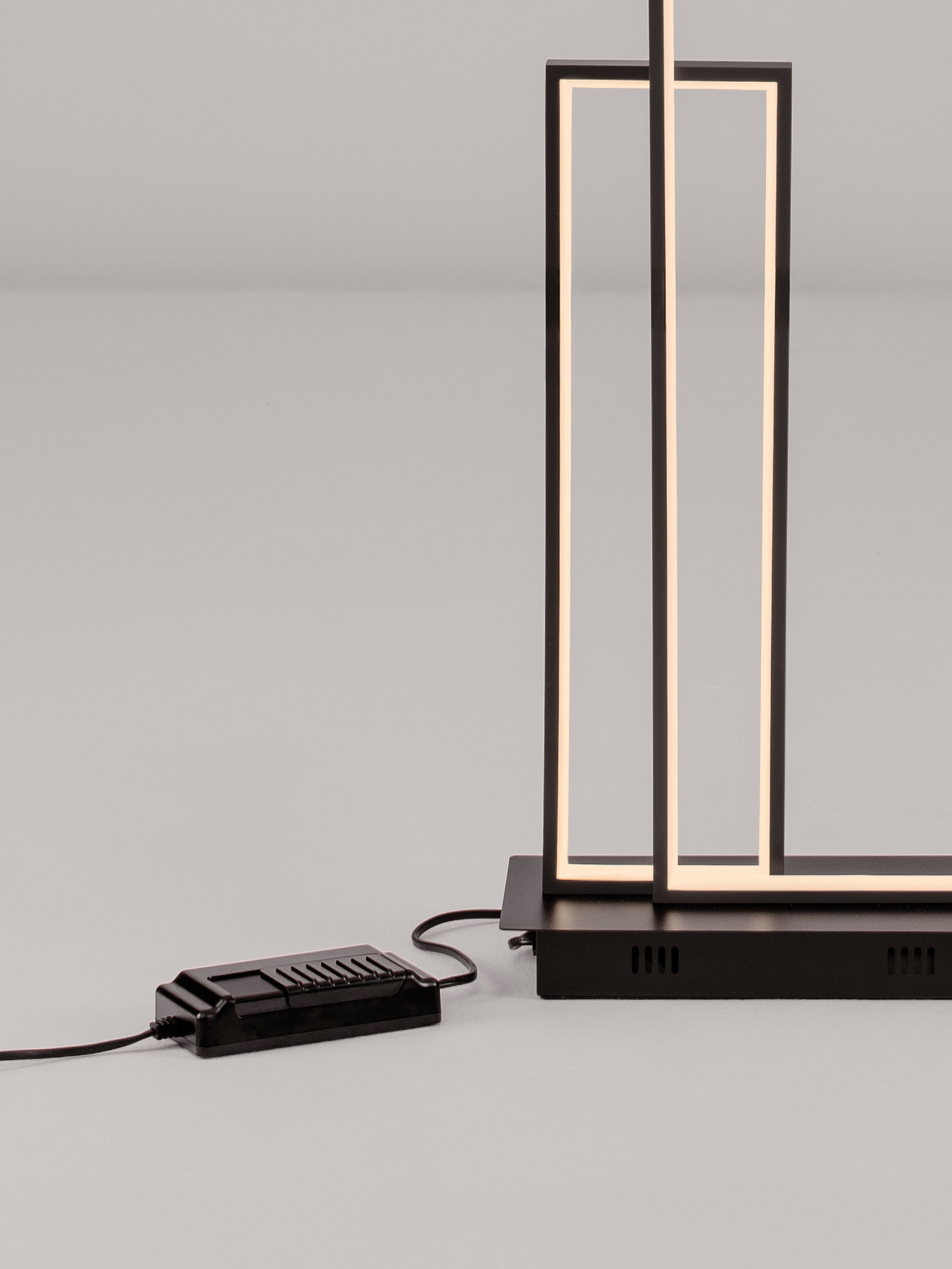 ALIS | L 30 W 15 H 152.5 cm | 45 W | 3200 K | 1860 lm | IP20 | Black | Steel/Aluminum/Acrylic