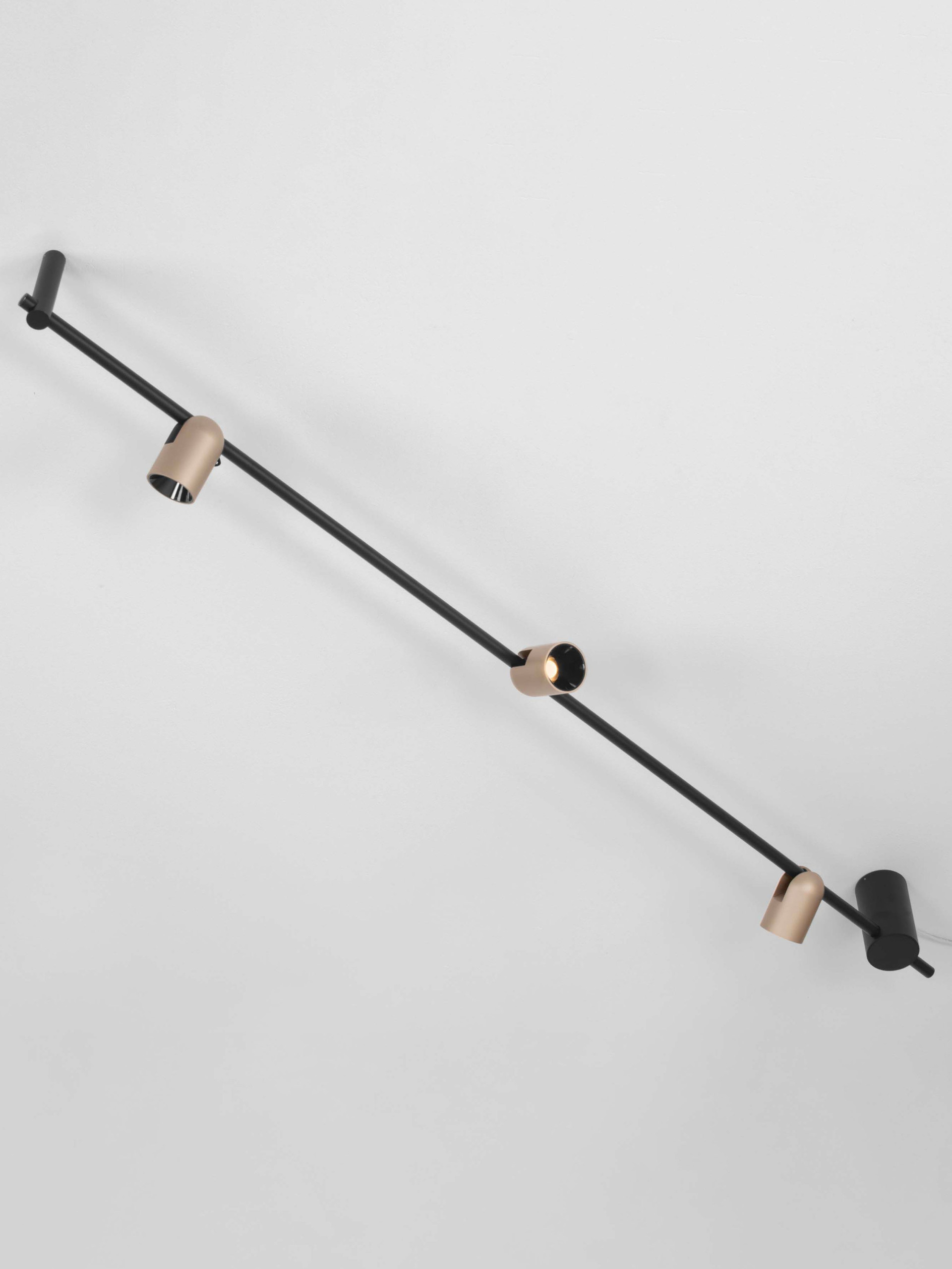 SIRMOS | L 150 W 7 H 18 cm | 21 W | 3000 K | 1561 lm | IP20 | Black/Gold | Aluminum