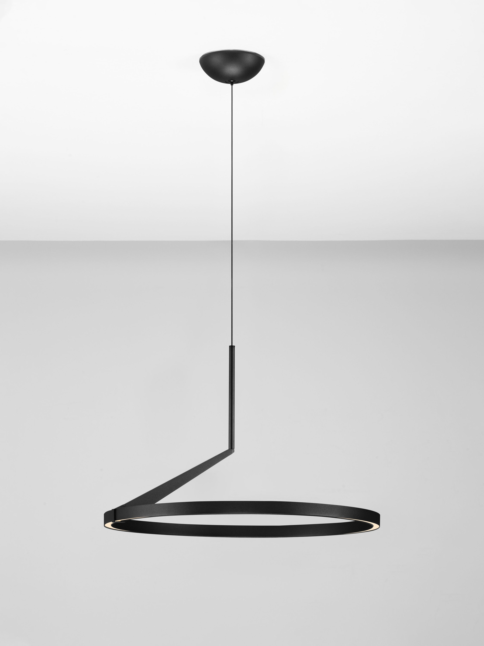 TILIA | H 250 D 60 cm | 31 W | 3000/2700/4000 K | 1829 lm | IP20 | Negro | Aluminio