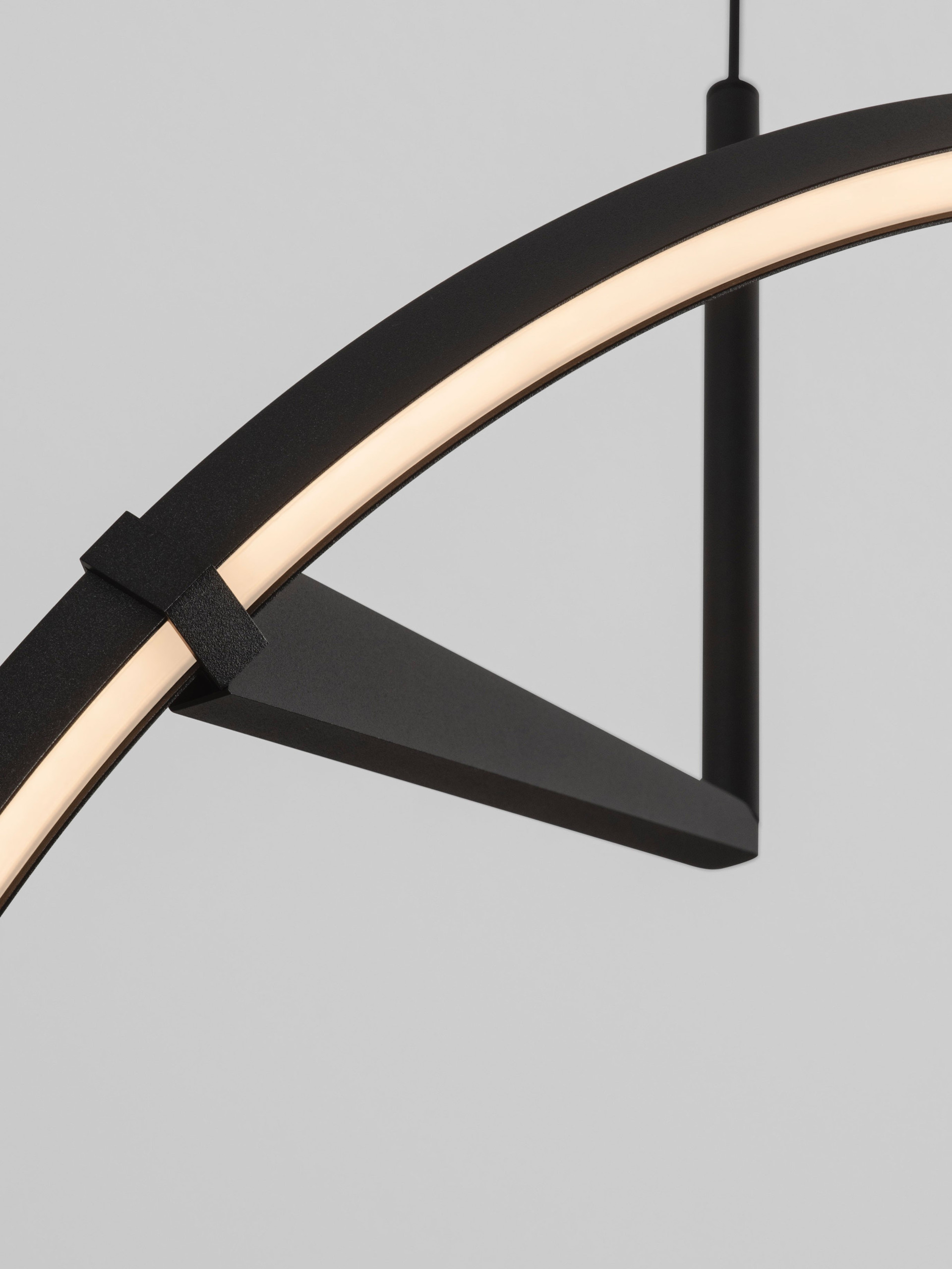 TILIA | H 250 D 60 cm | 31 W | 3000/2700/4000 K | 1829 lm | IP20 | Negro | Aluminio