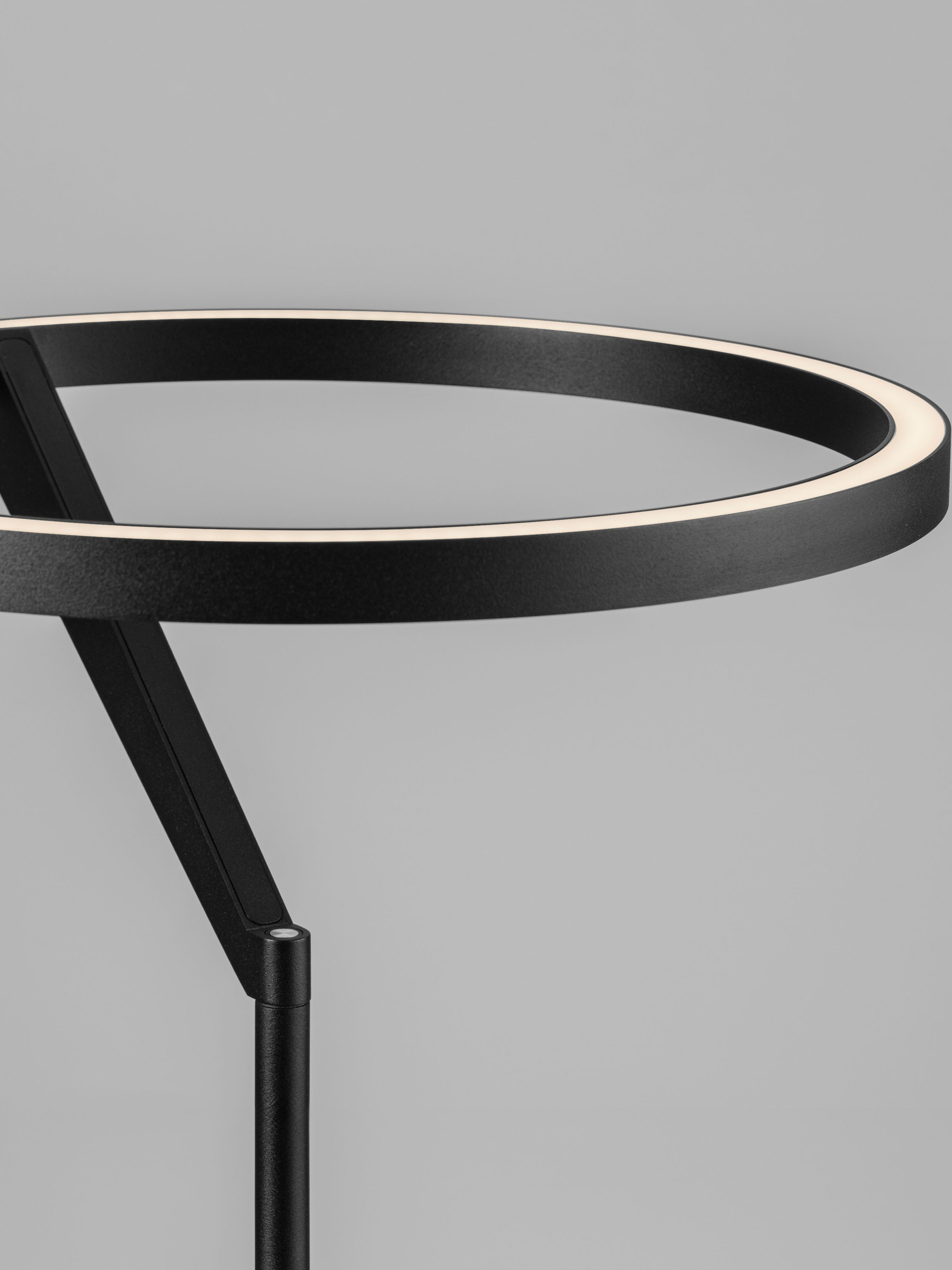 TILIA | H 168 D 33 cm | 26 W | 3000 K | 1149 lm | IP20 | Schwarz | Aluminium