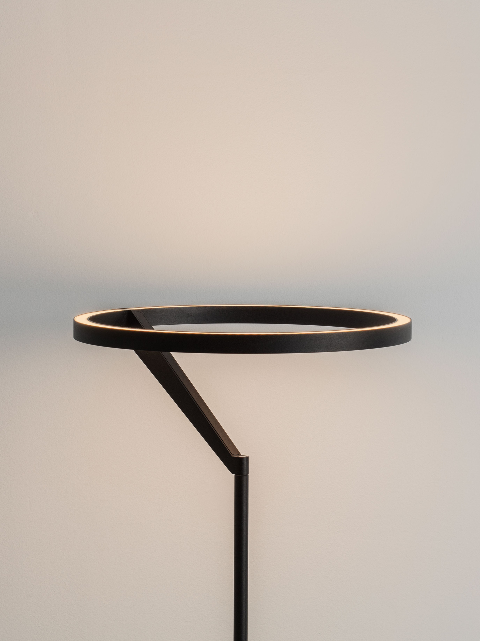 TILIA | H 168 D 33 cm | 26 W | 3000 K | 1149 lm | IP20 | Schwarz | Aluminium