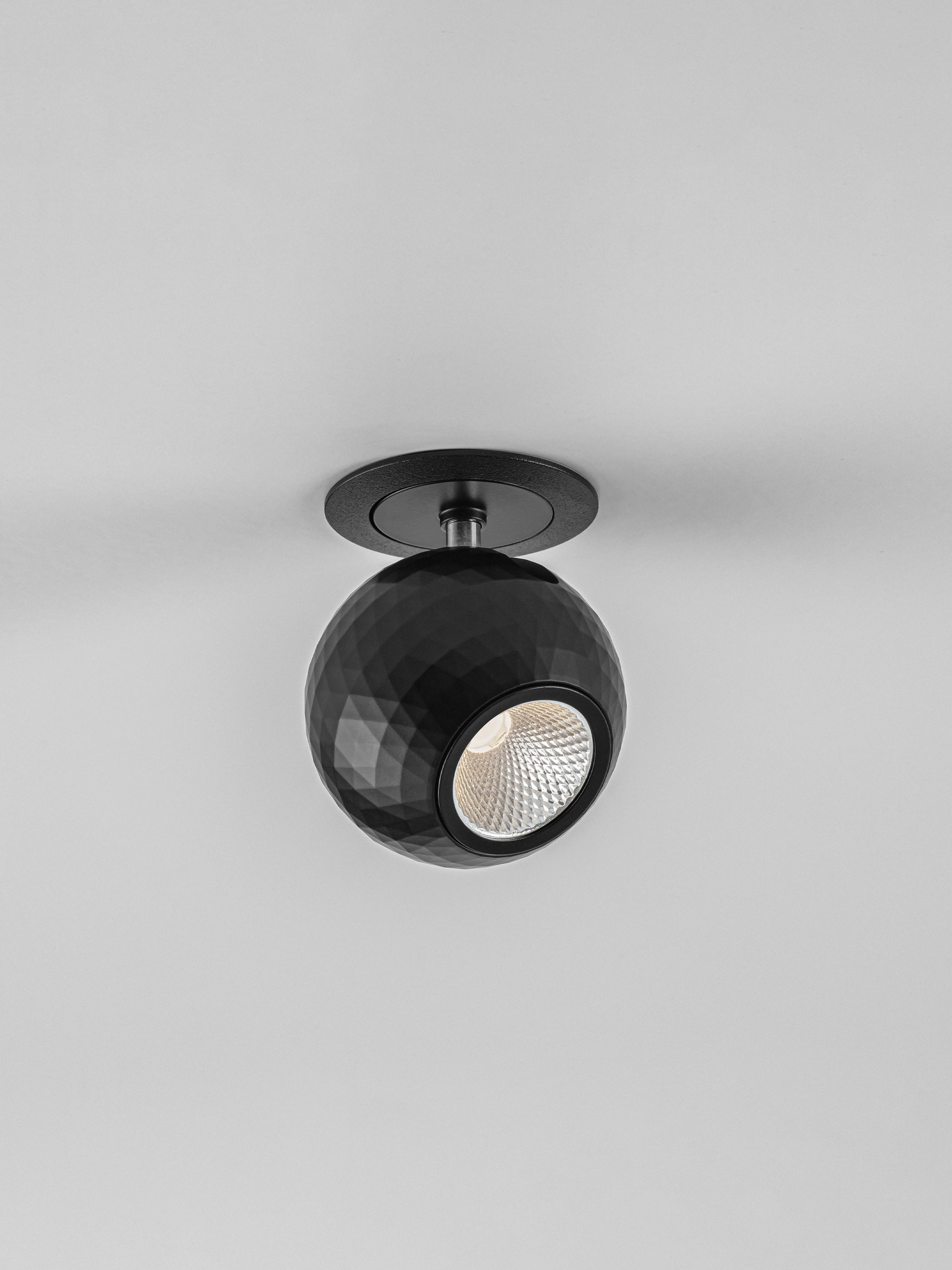 NOTIC | H 10.3 D 5.4 cm | 7 W | 3000 K | 455 lm | IP20 | Μαύρο | Αλουμίνιο