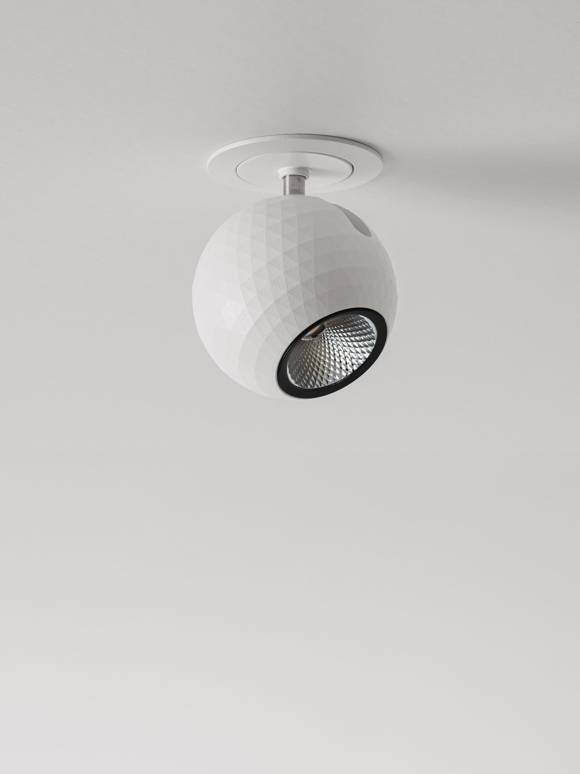 NOTIC | H 10.3 D 5.4 cm | 7 W | 3000 K | 455 lm | IP20 | Blanco | Aluminio