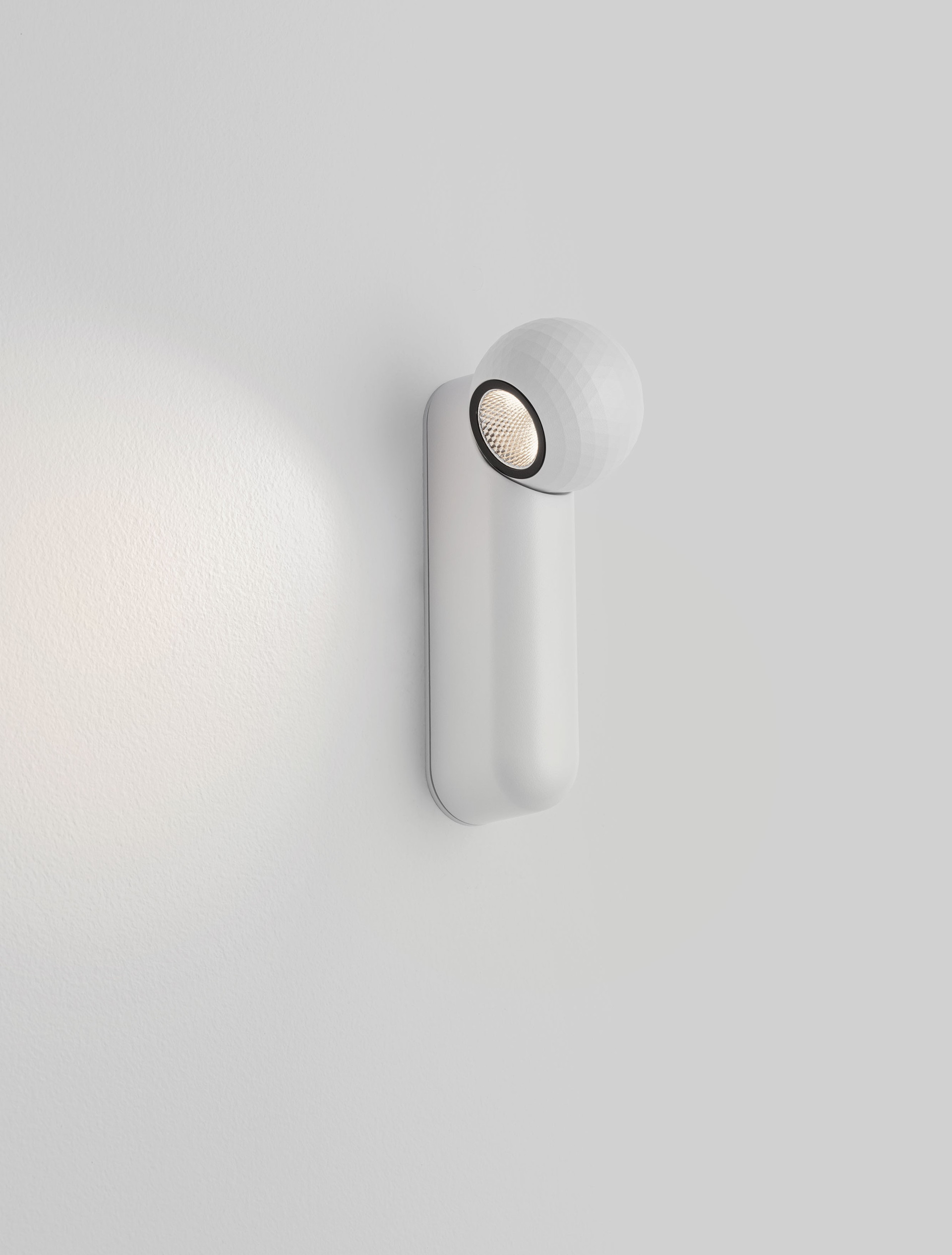 NOTIC | L 15.4 W 3.4 H 6.8 cm | 7 W | 3000 K | 455 lm | IP20 | Weiß | Aluminium