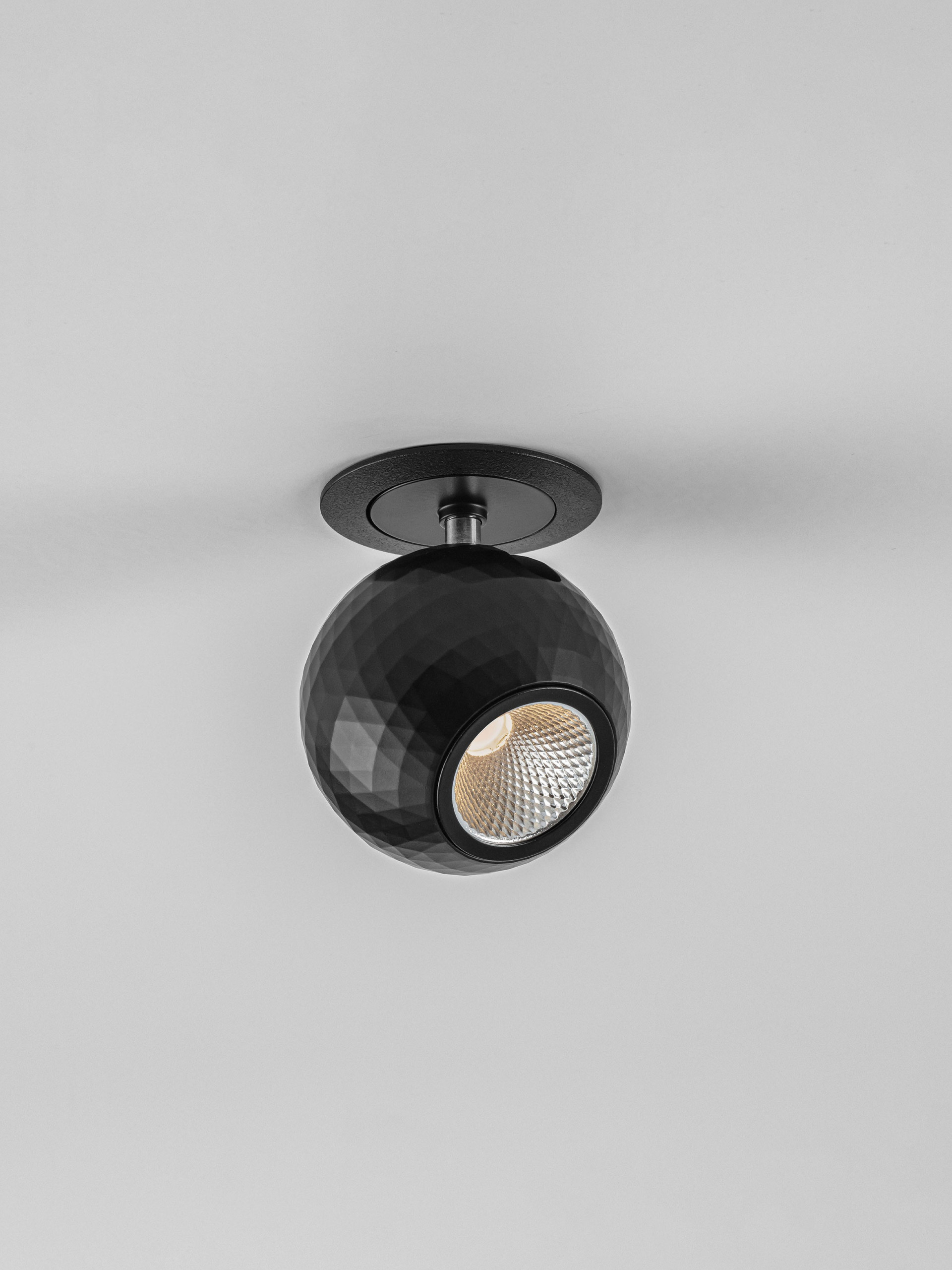 NOTIC | H 10.3 D 5.4 cm | 7 W | 2700 K | 455 lm | IP20 | Schwarz | Aluminium