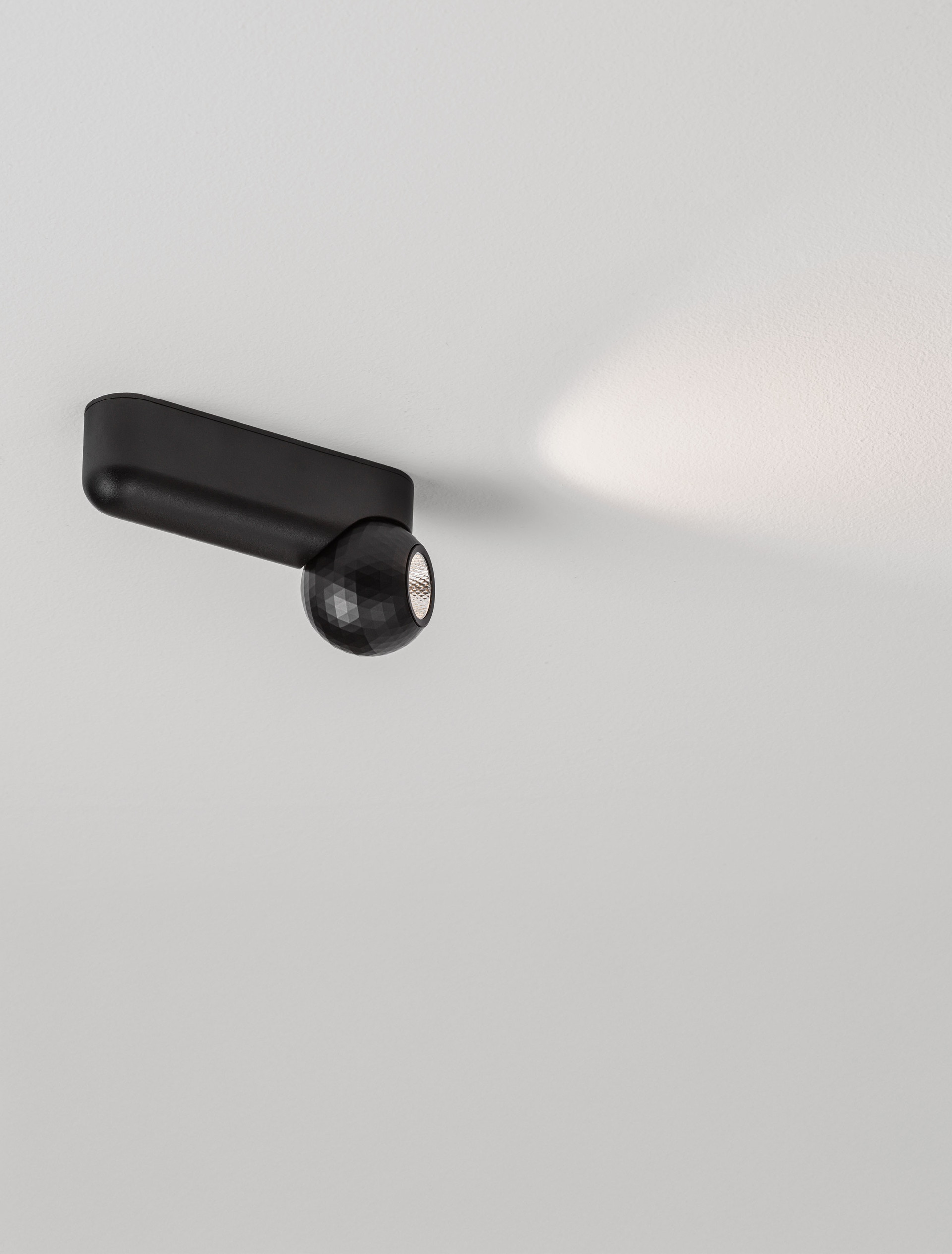 NOTIC | L 15.4 W 3.4 H 6.8 cm | 7 W | 2700 K | 455 lm | IP20 | Schwarz | Aluminium
