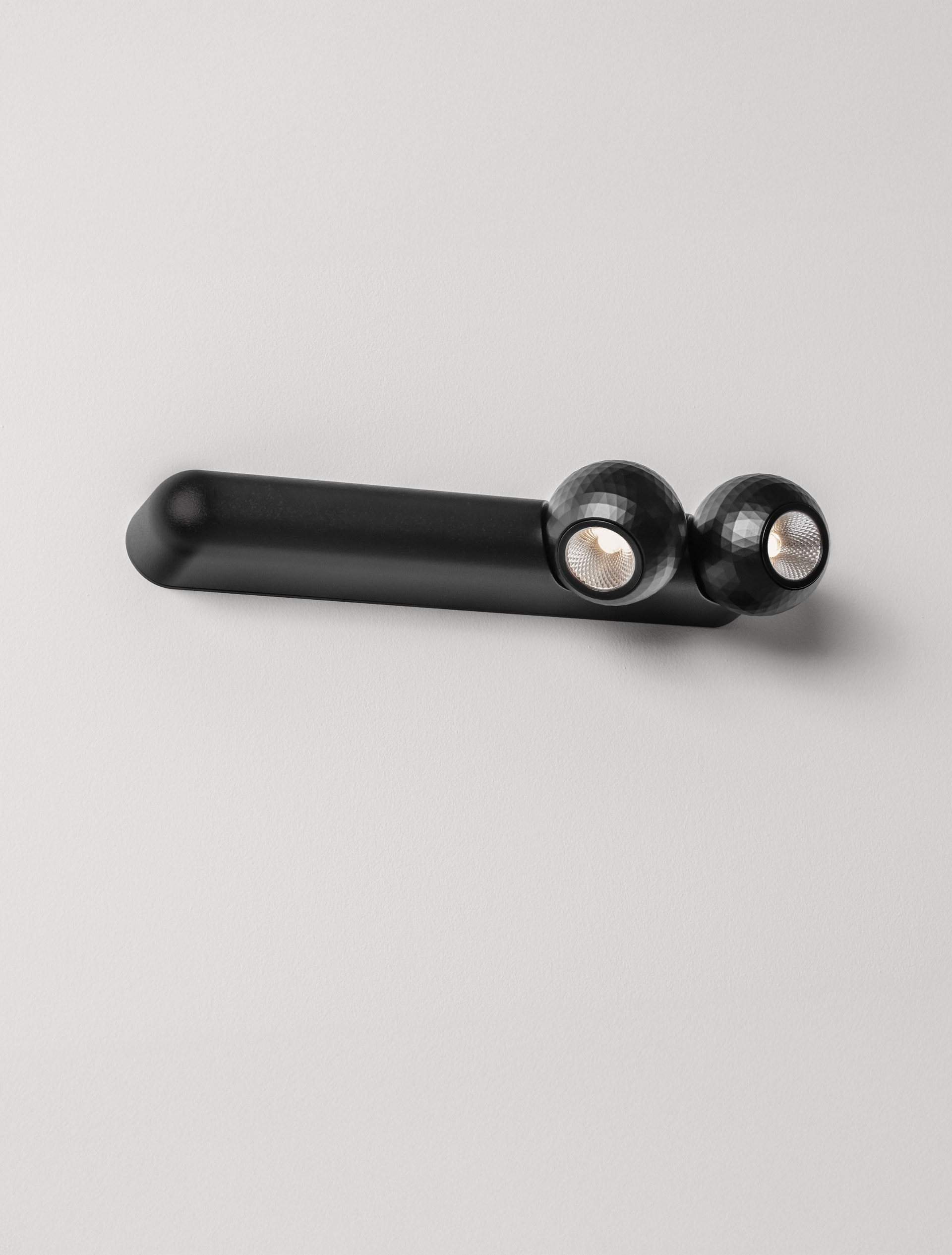 NOTIC | L 26 W 3.4 H 6.8 cm | 14 W | 2700 K | 910 lm | IP20 | Schwarz | Aluminium