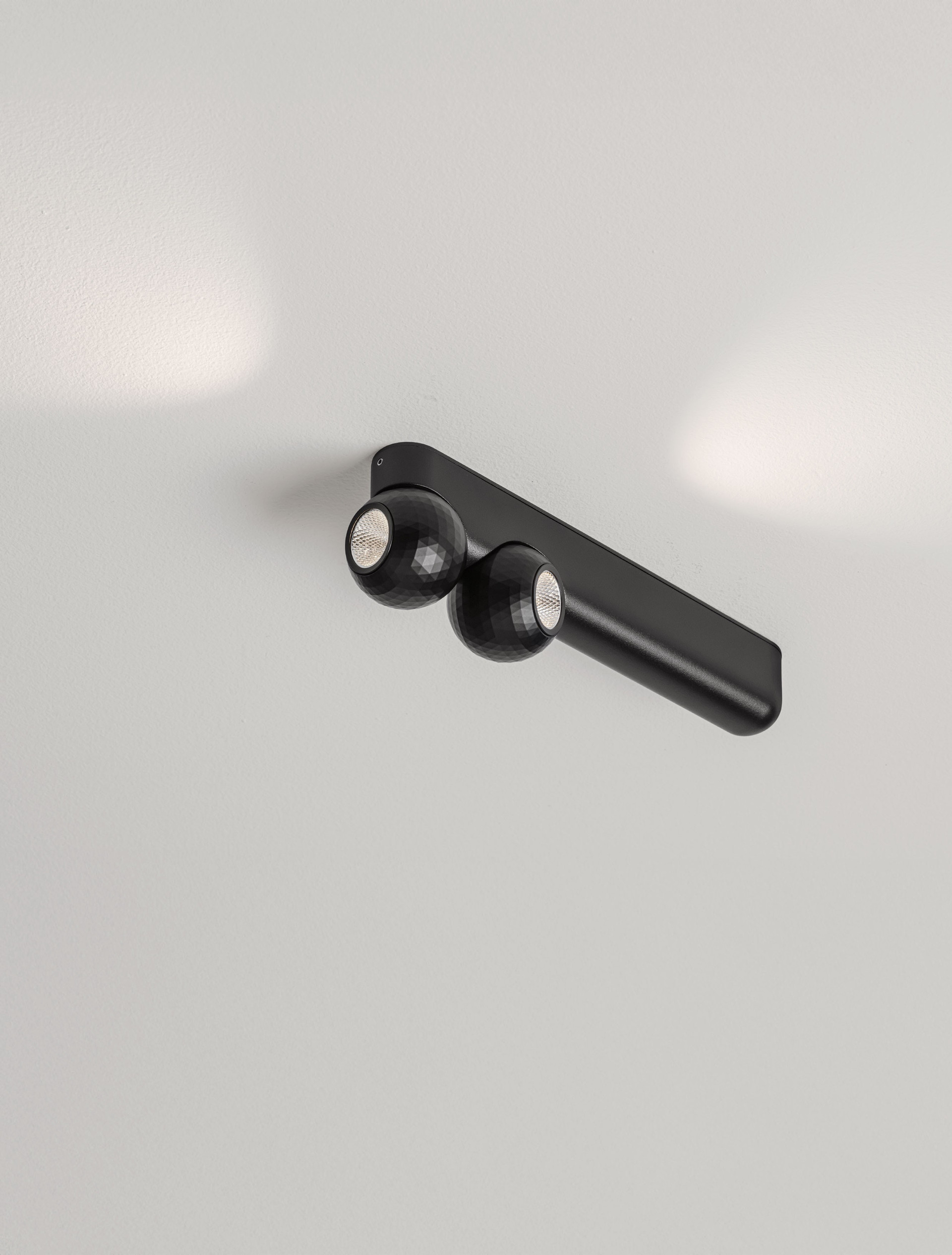 NOTIC | L 26 W 3.4 H 6.8 cm | 14 W | 2700 K | 910 lm | IP20 | Schwarz | Aluminium