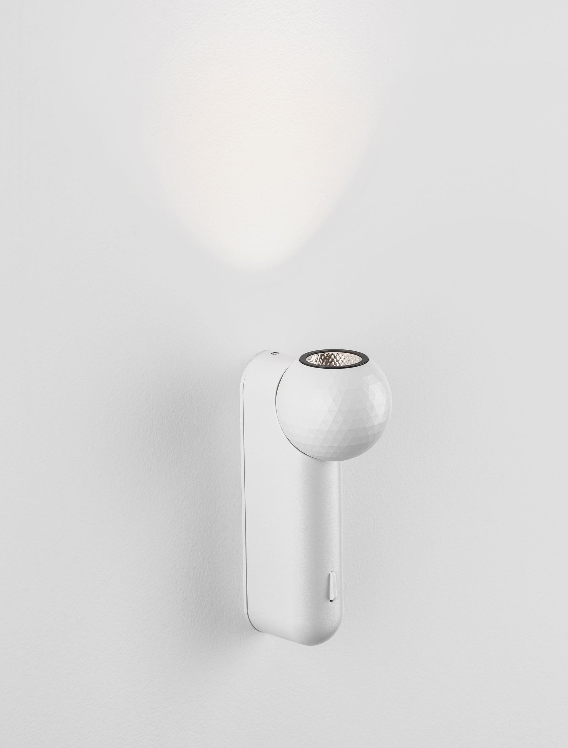 NOTIC | W 6.8 H 15.4 D 5.5 cm | 7 W | 2700 K | 455 lm | IP20 | Weiß | Aluminium