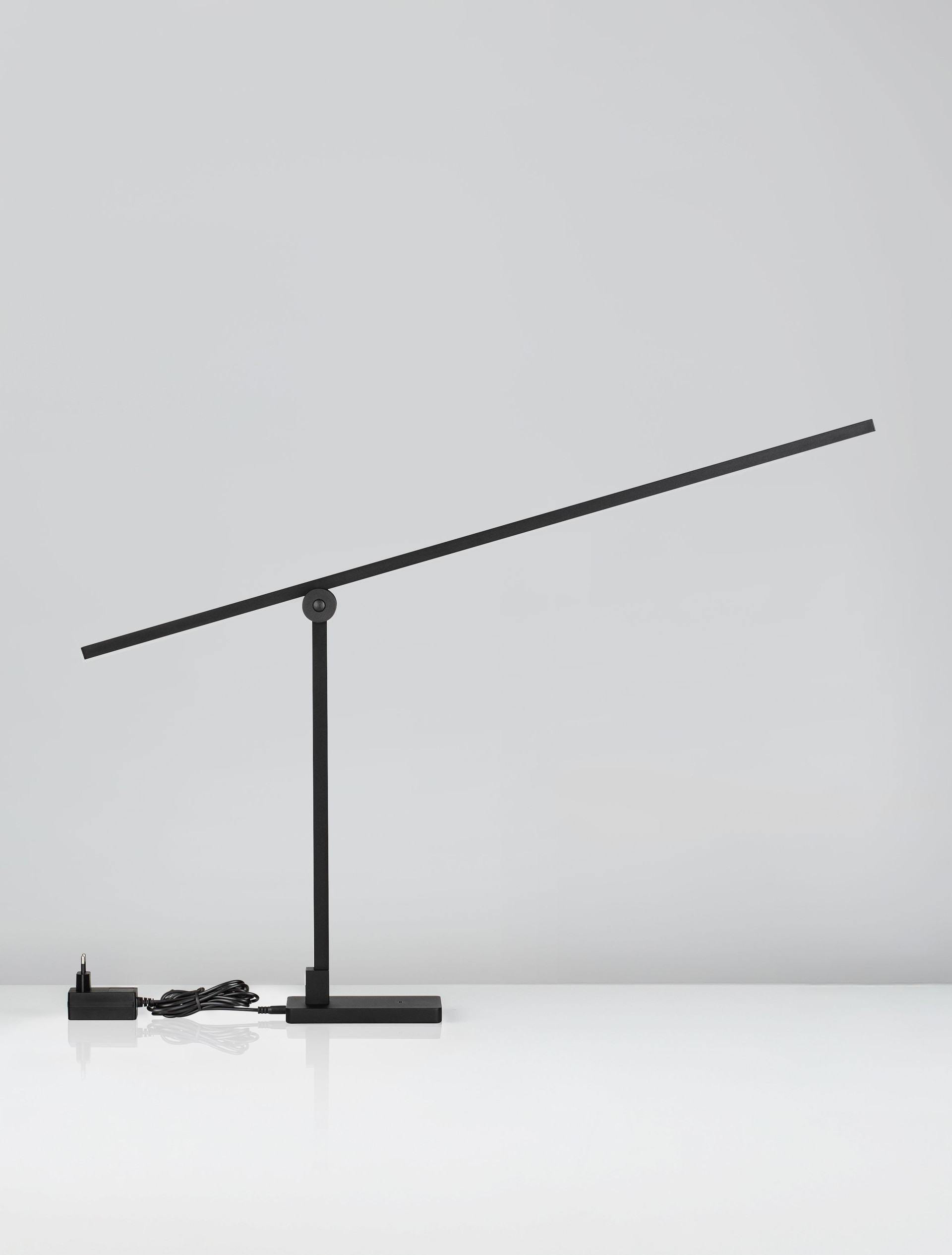 TENSO | L 84.5 W 10 H 46 cm | 17 W | 3000 K | 678 lm | IP20 | Black | Aluminum