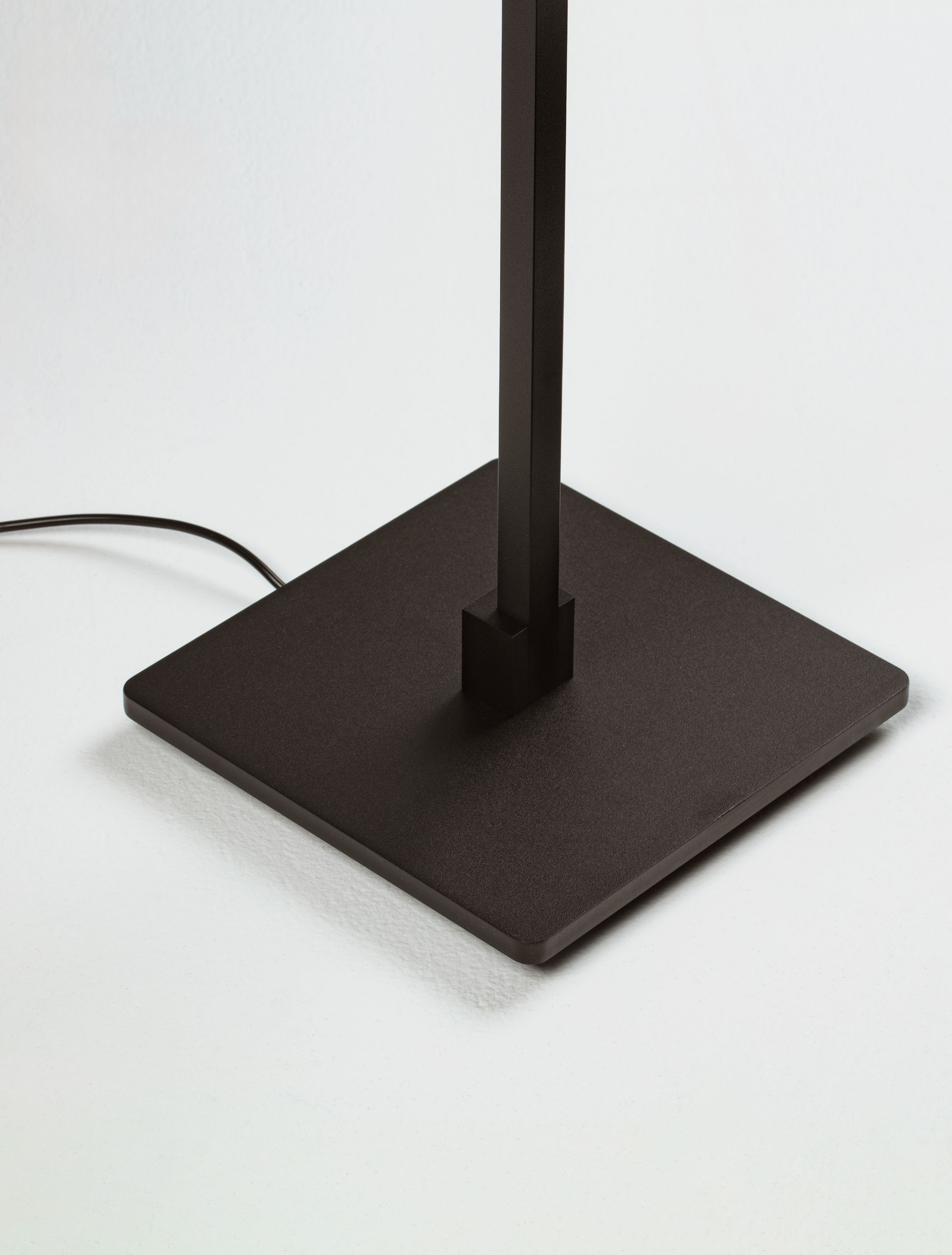 TENSO | L 120 W 20 H 143 cm | 24 W | 3000 K | 909 lm | IP20 | Black | Aluminum
