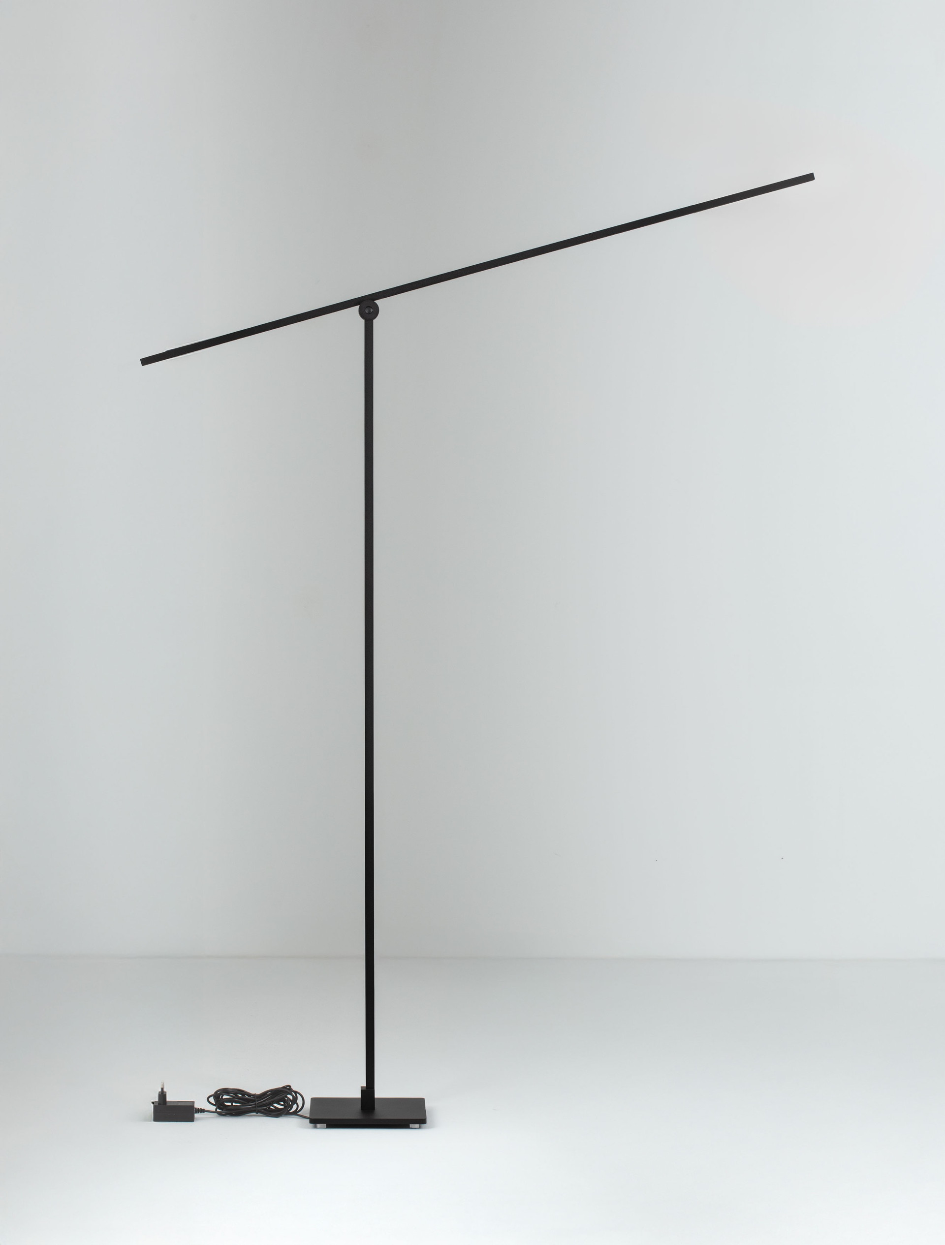TENSO | L 120 W 20 H 143 cm | 24 W | 3000 K | 909 lm | IP20 | Black | Aluminum