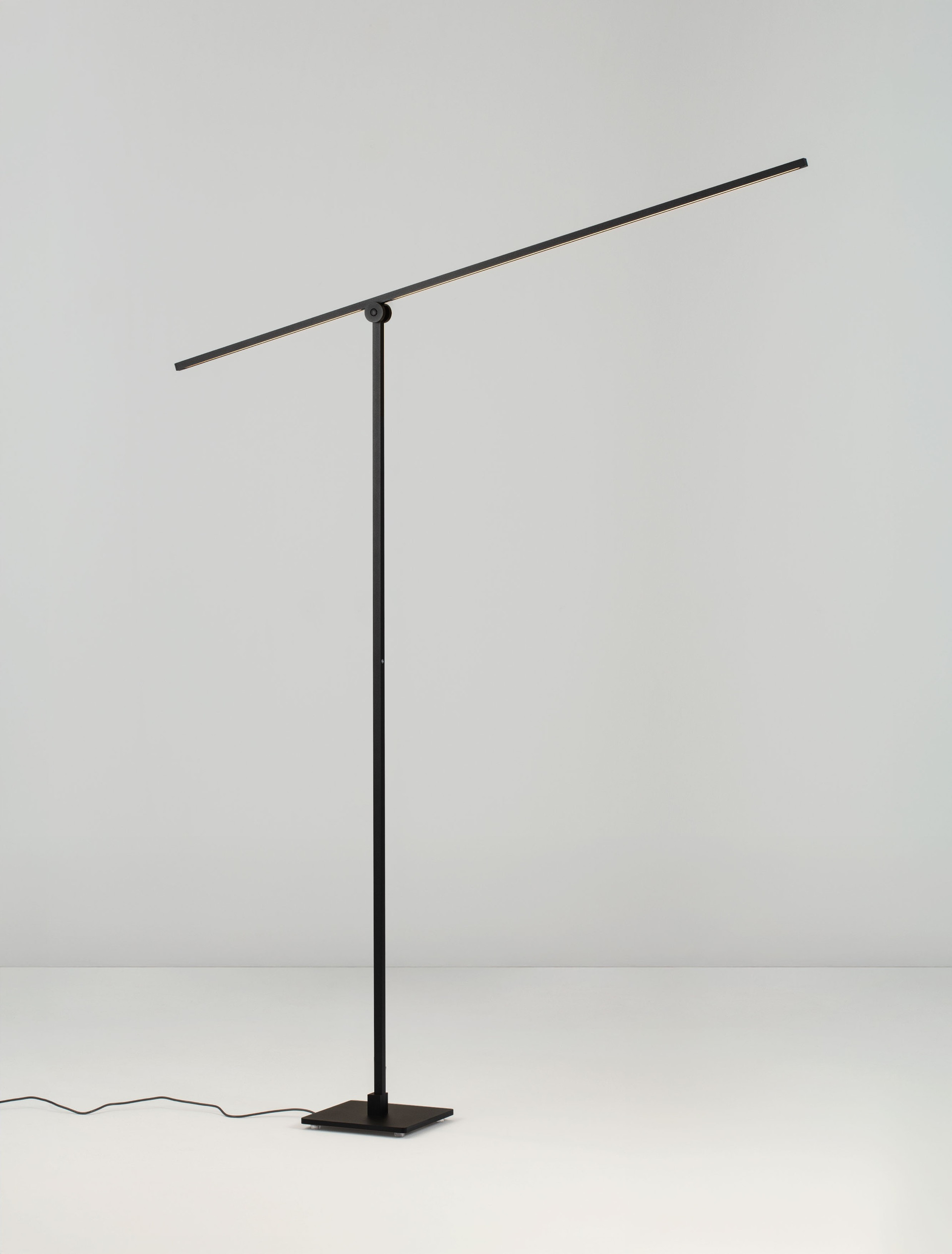 TENSO | L 120 W 20 H 143 cm | 24 W | 3000 K | 909 lm | IP20 | Black | Aluminum