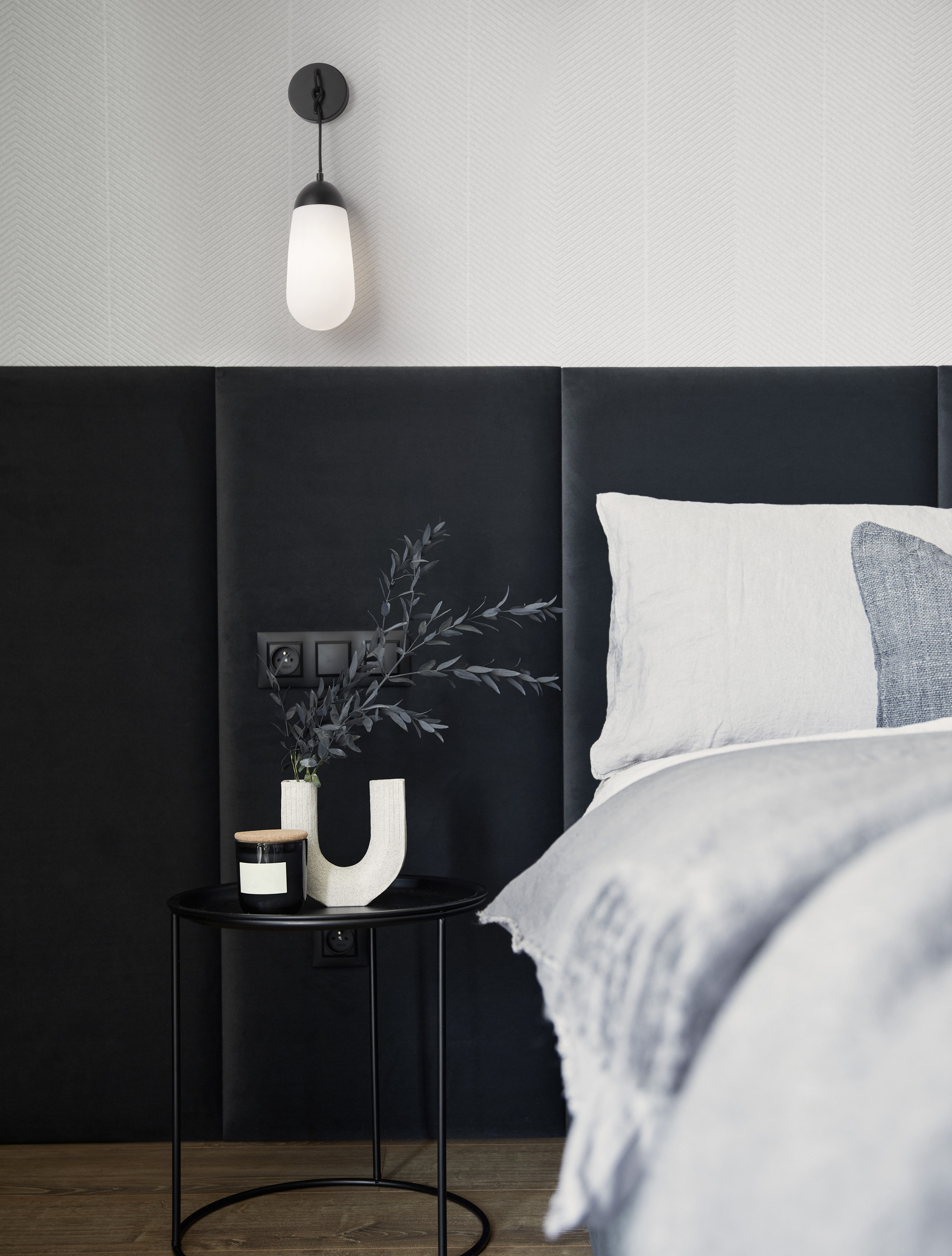 BLAKY | L 13 W 15.5 H 46 cm | 5 W | IP20 | Black/White | Glass/Metal