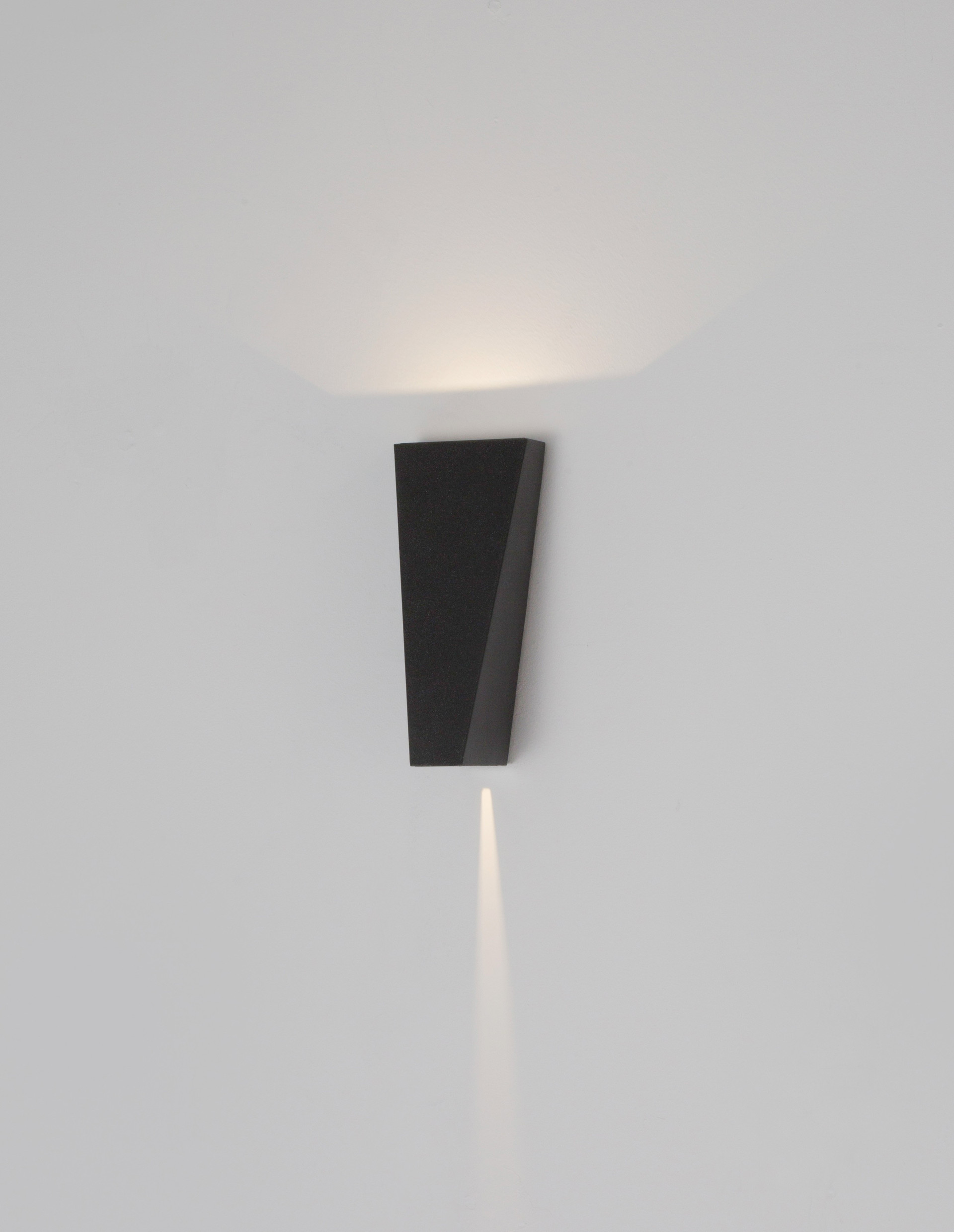 VEIRO | L 9 W 9.3 H 20.5 cm | 6 W | 3000 K | 346 lm | IP65 | Black | Aluminum
