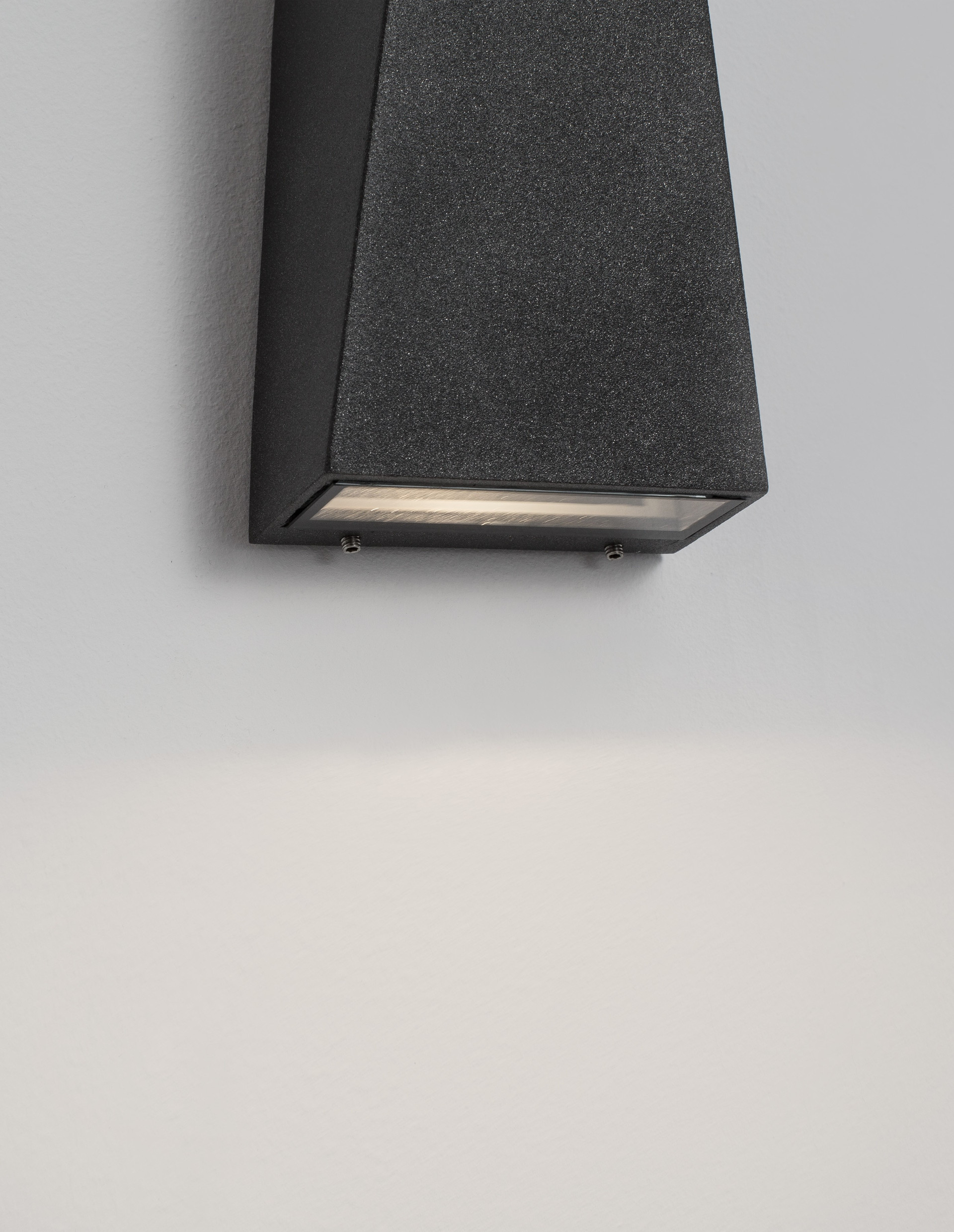 VEIRO | L 9 W 9.3 H 20.5 cm | 6 W | 3000 K | 346 lm | IP65 | Black | Aluminum