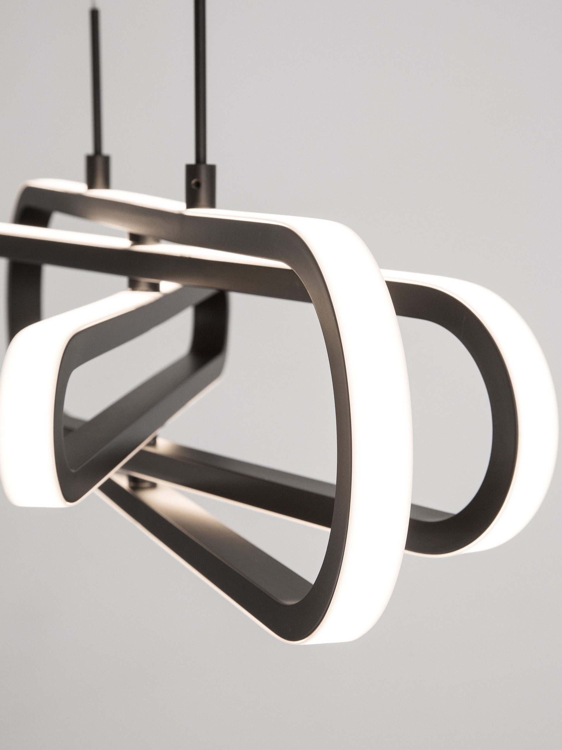 ARTE | L 64 W 44 H 120 cm | 50 W | 3000 K | 3000 lm | IP20 | Black | Aluminum/Acrylic