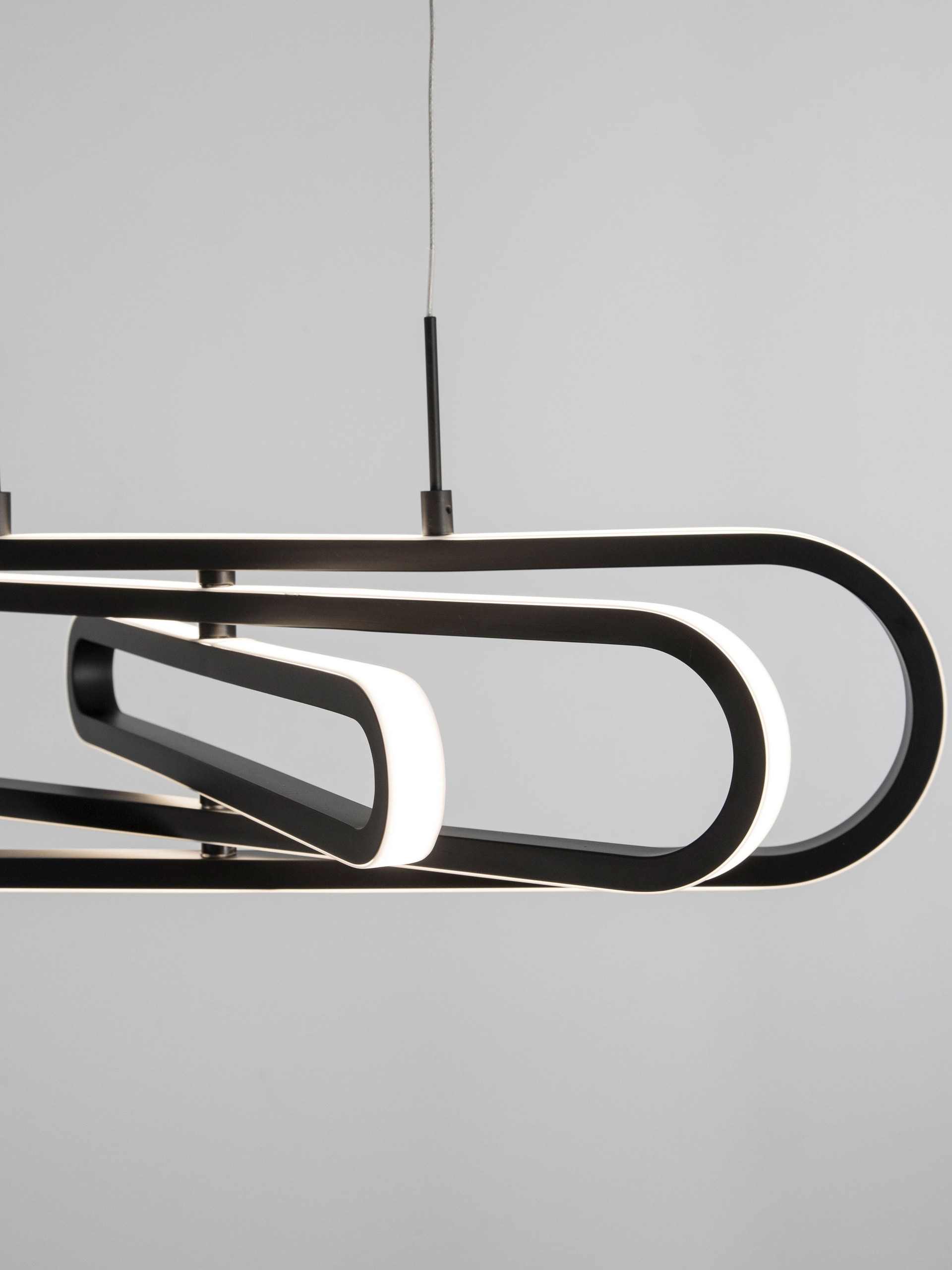 ARTE | L 64 W 44 H 120 cm | 50 W | 3000 K | 3000 lm | IP20 | Black | Aluminum/Acrylic