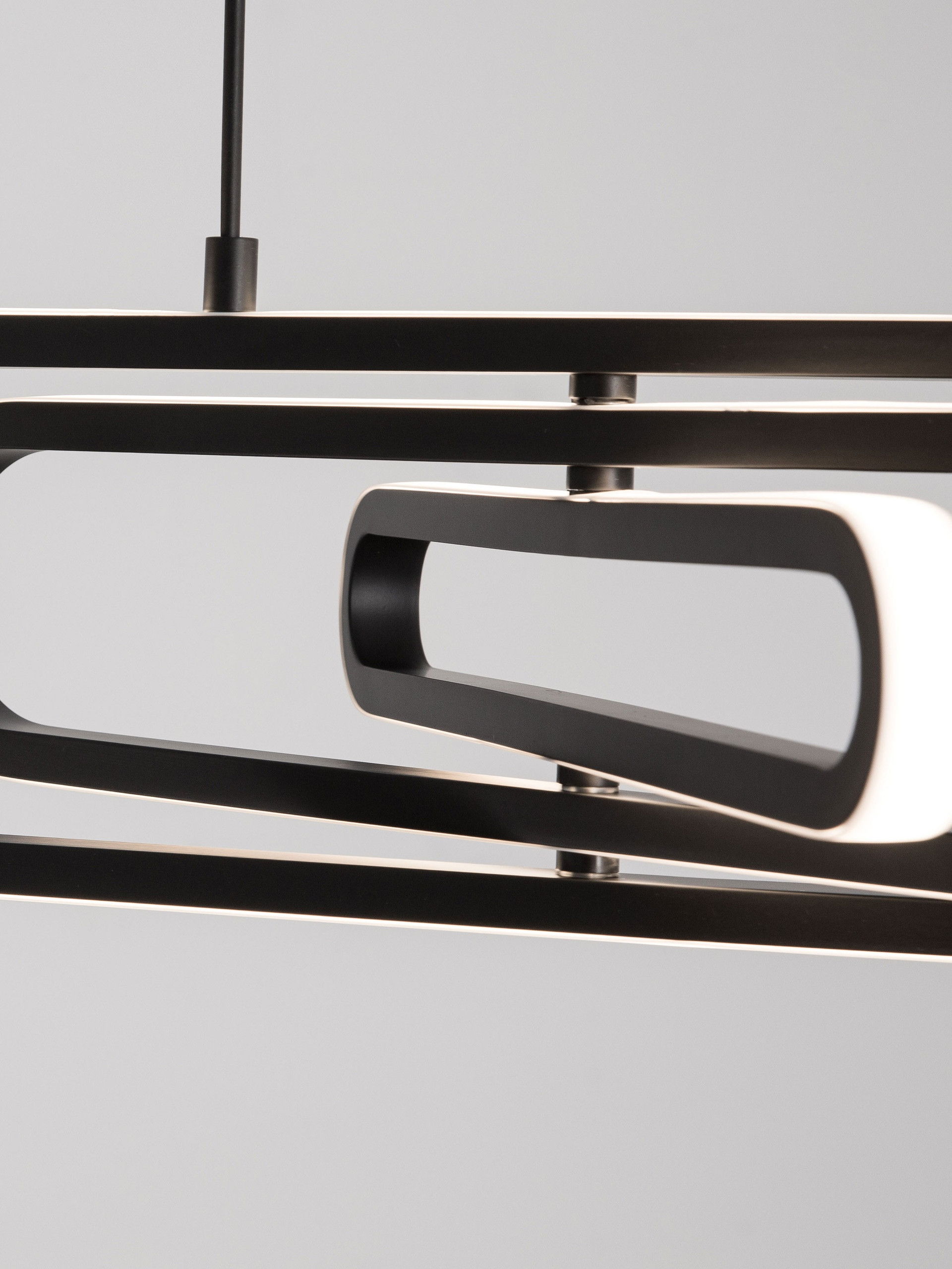 ARTE | L 64 W 44 H 120 cm | 50 W | 3000 K | 3000 lm | IP20 | Black | Aluminum/Acrylic