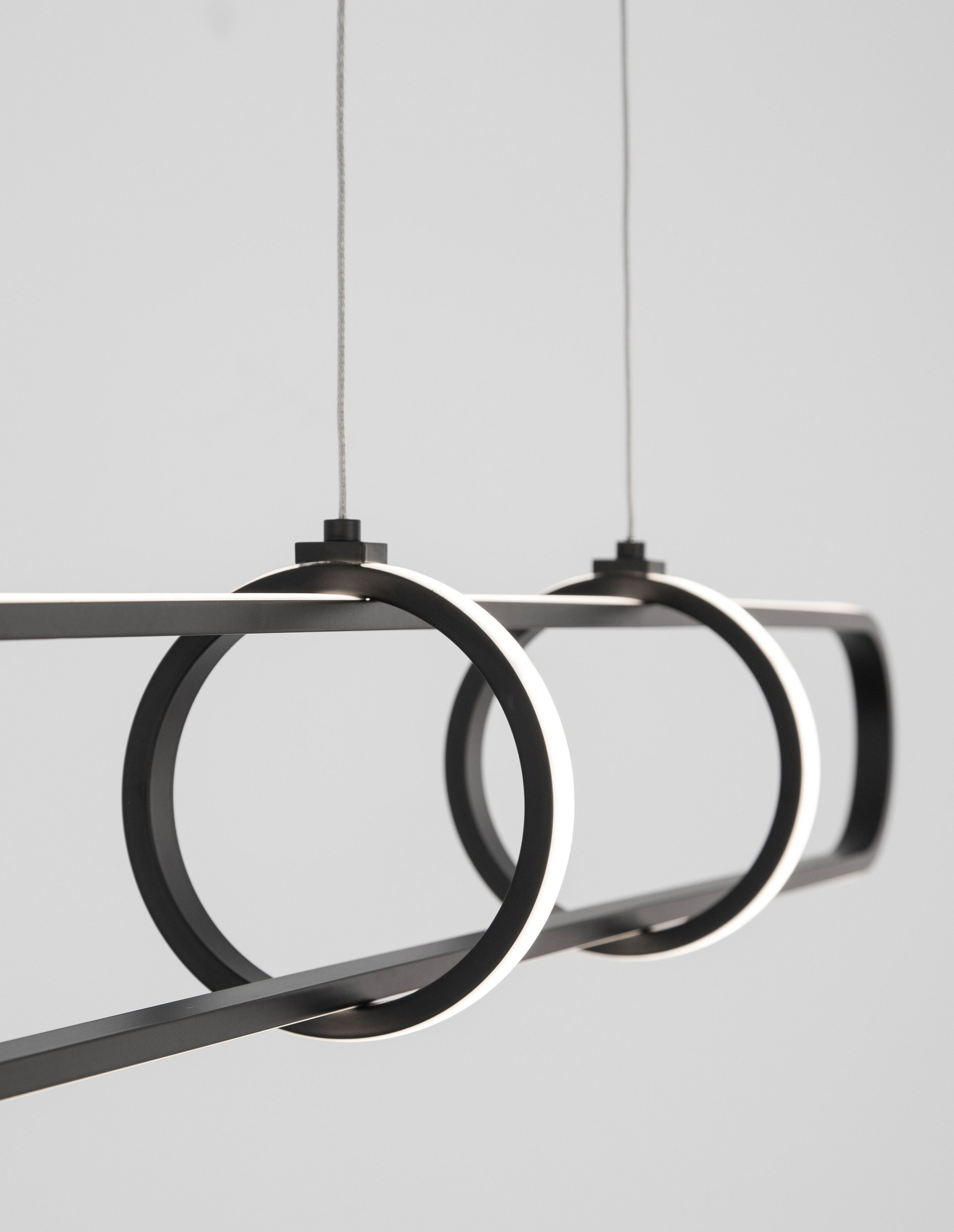 ARTE | L 90 cm | 29 W | 3000 K | 2449 lm | IP20 | Black | Aluminum/Acrylic