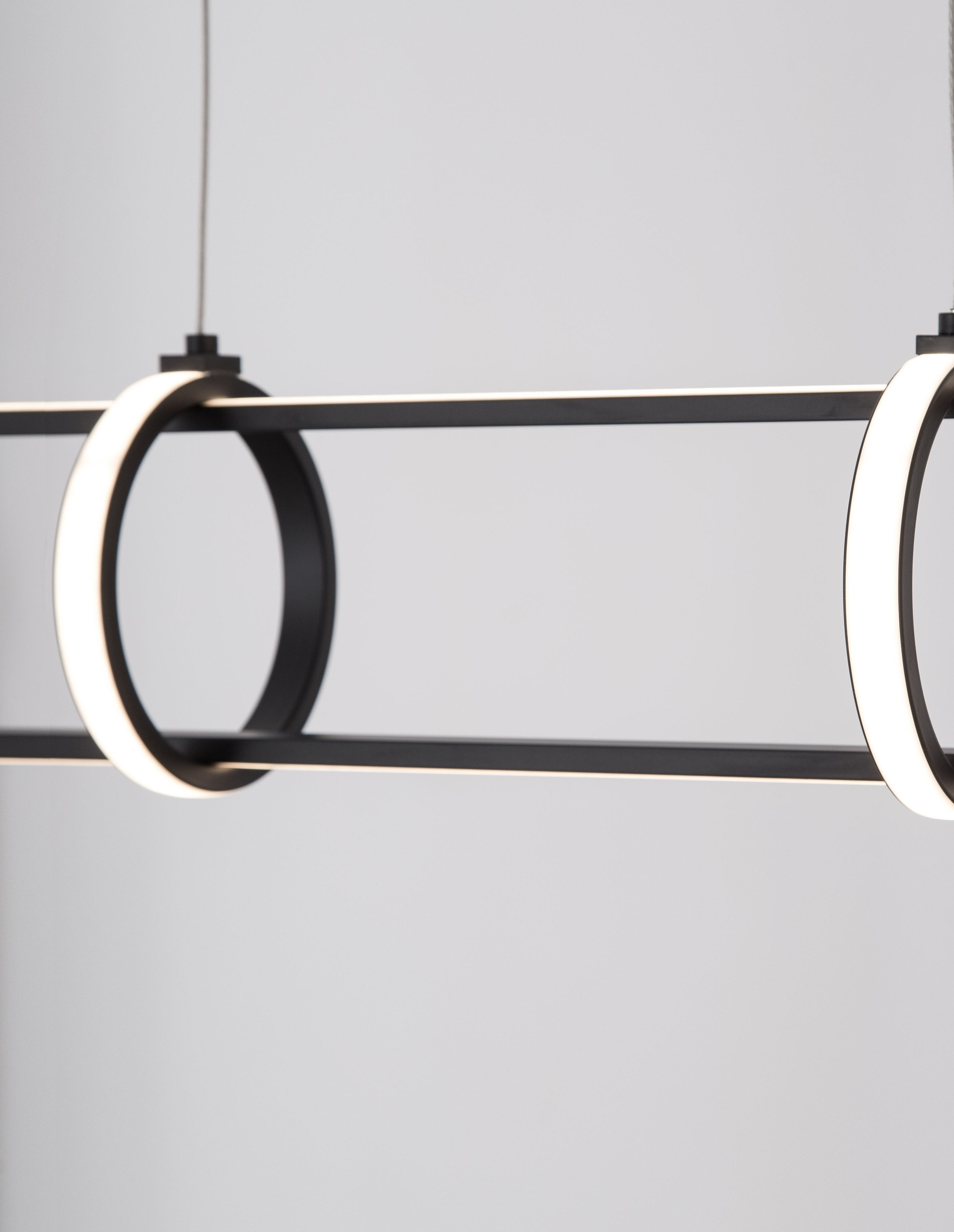 ARTE | L 90 cm | 29 W | 3000 K | 2449 lm | IP20 | Black | Aluminum/Acrylic