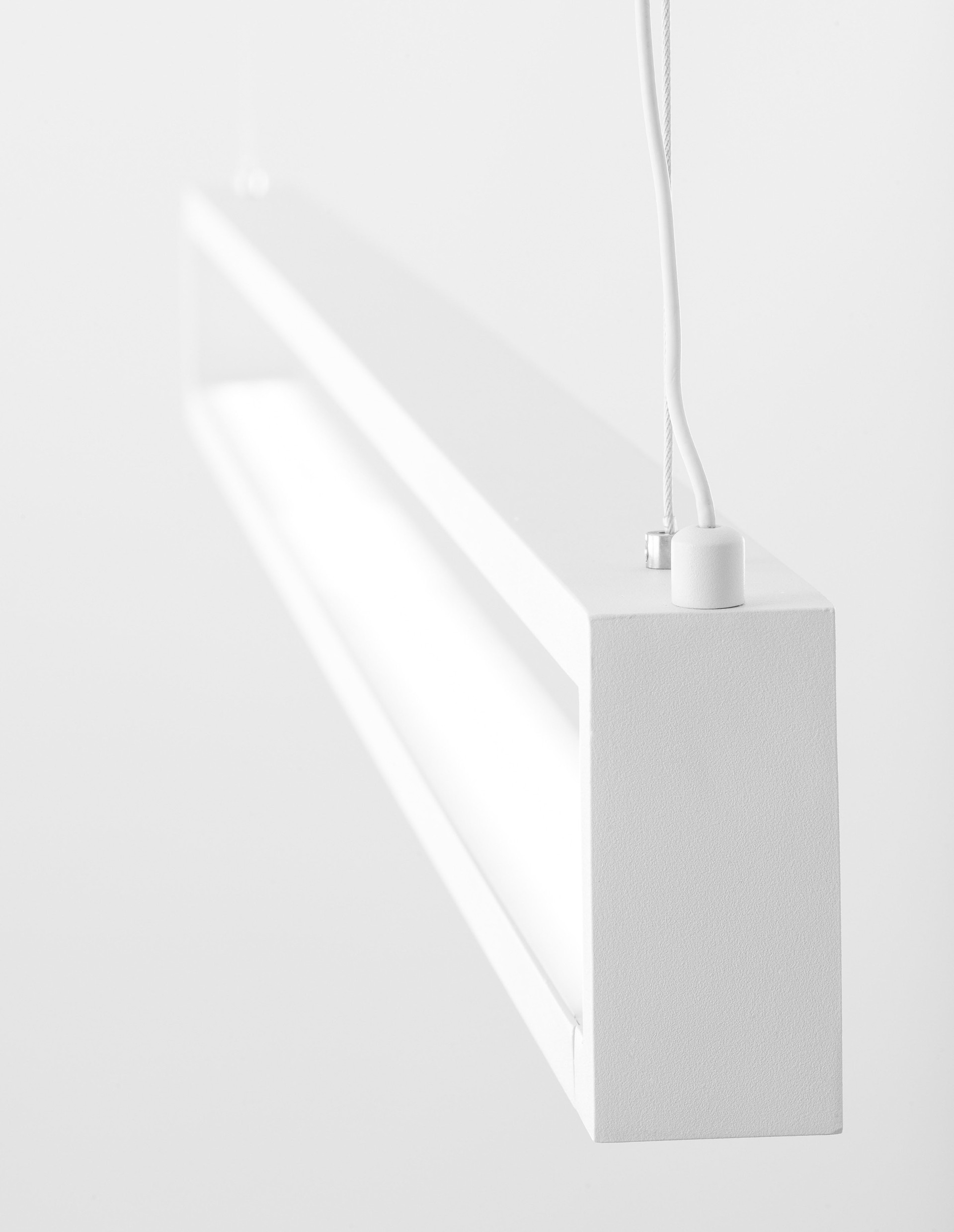 LINE | L 130 W 4.5 H 150 cm | 38 W | 3000 K | 1460 lm | IP20 | Weiß | Aluminium/Acryl