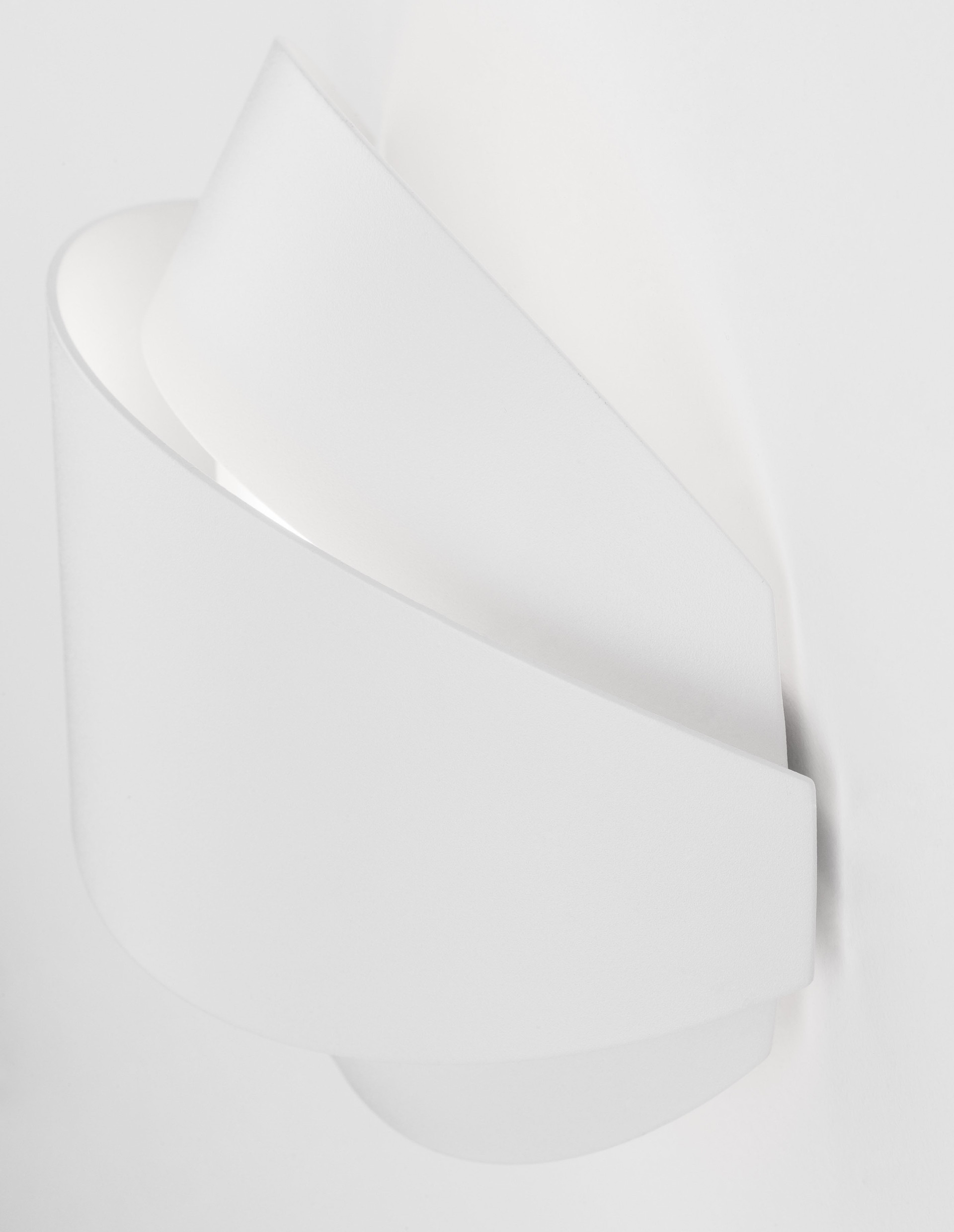 ASTRID | L 20 W 9 H 16 cm | 12 W | 3000 K | 673 lm | IP20 | White | Metal/Acrylic