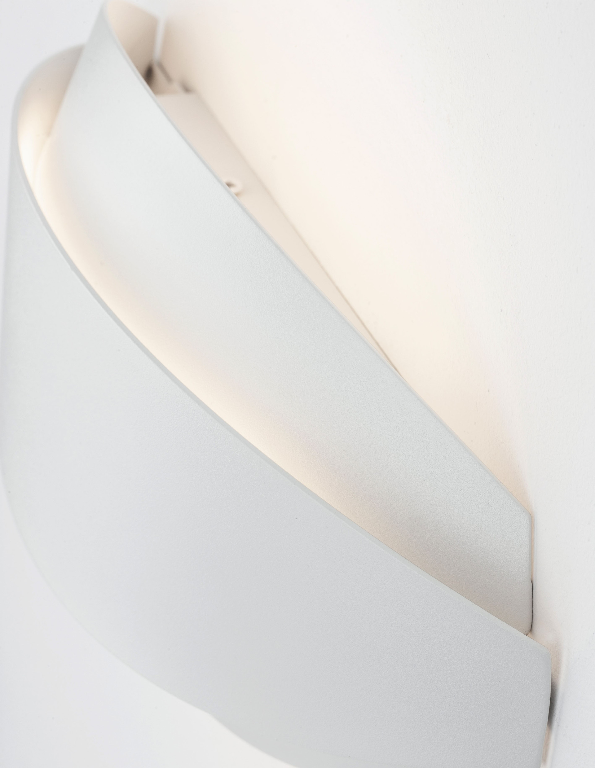 ASTRID | L 28.5 W 9 H 16 cm | 20 W | 3000 K | 1183 lm | IP20 | White | Metal/Acrylic