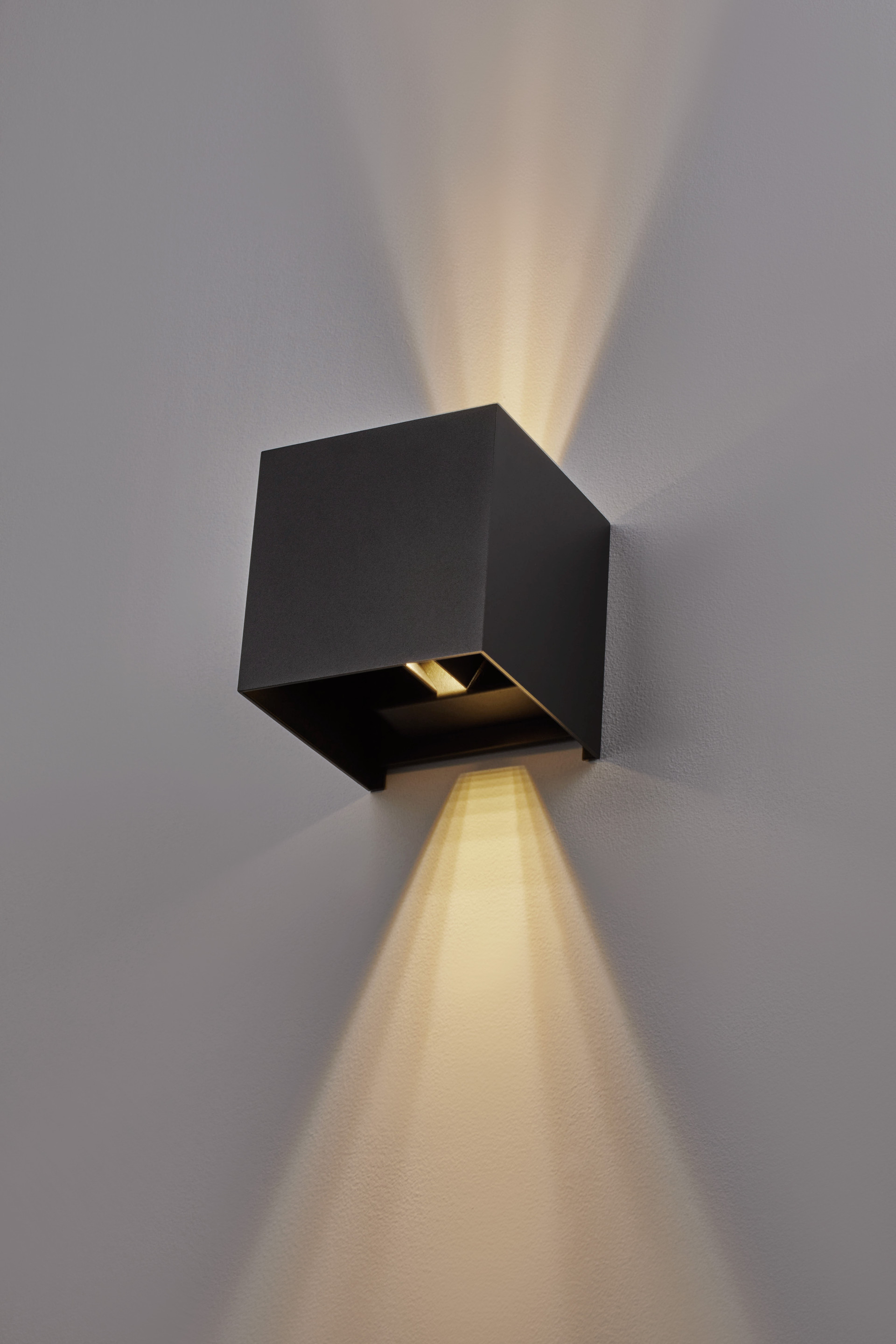 EPIC | L 15 W 15 H 15 cm | 20 W | 3000 K | 1950 lm | IP54 | Black | Aluminum