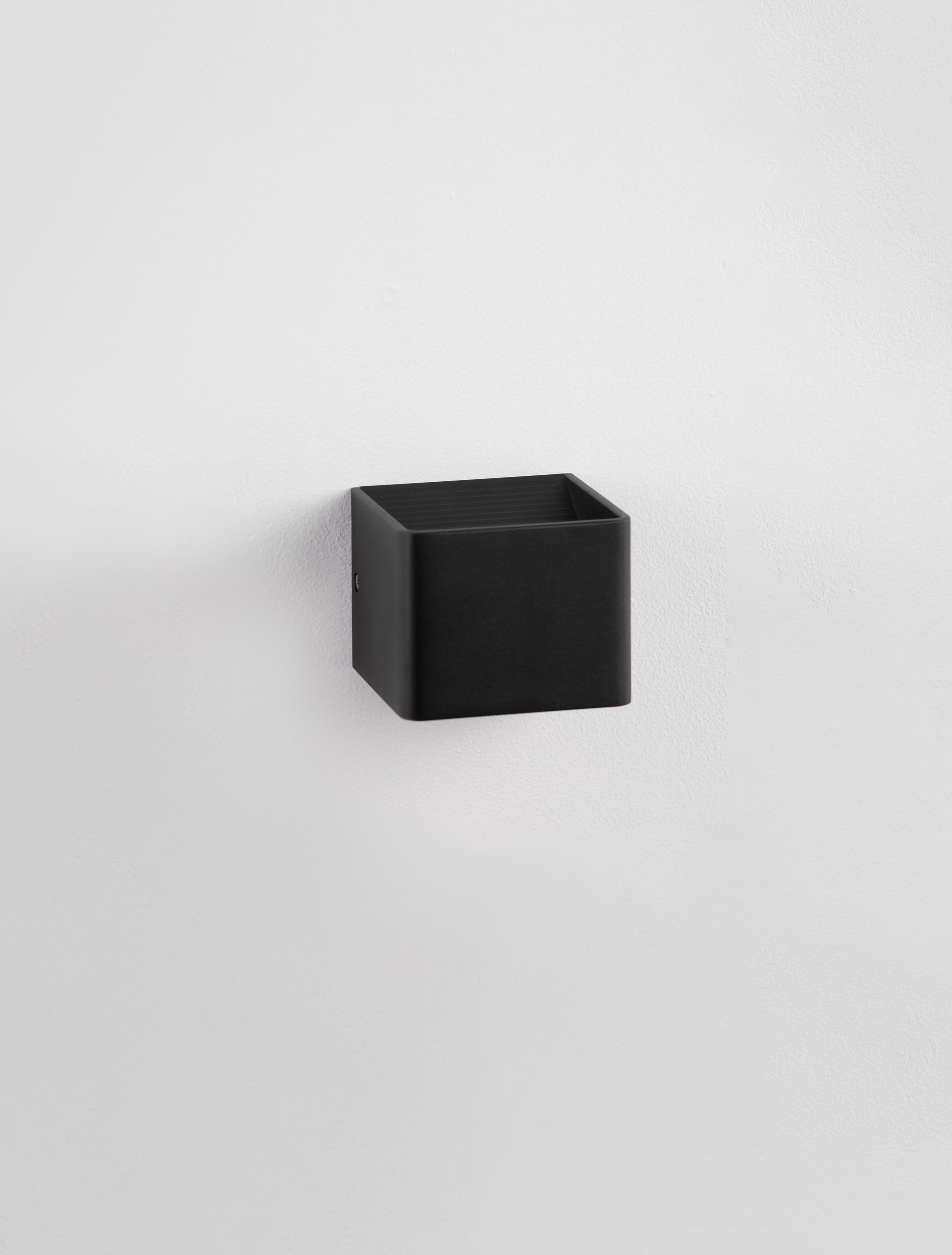 EPIC | L 9.8 W 10 H 8 cm | 6 W | 3000 K | 579 lm | IP20 | Black | Aluminum
