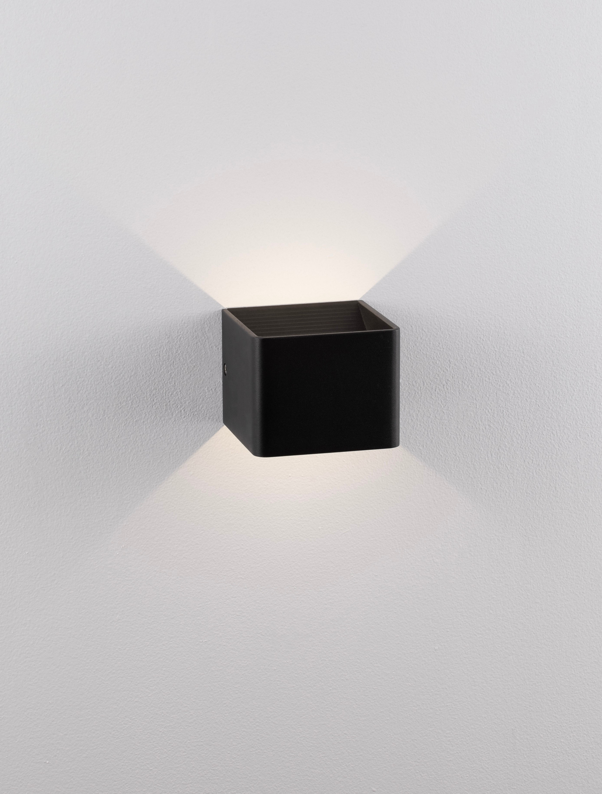 EPIC | L 9.8 W 10 H 8 cm | 6 W | 3000 K | 579 lm | IP20 | Black | Aluminum