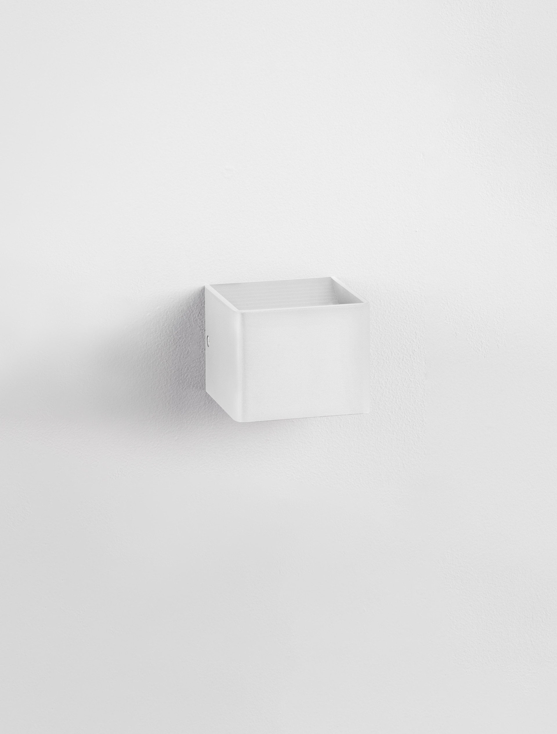 EPIC | L 9.8 W 10 H 8 cm | 6 W | 3000 K | 579 lm | IP20 | White | Aluminum