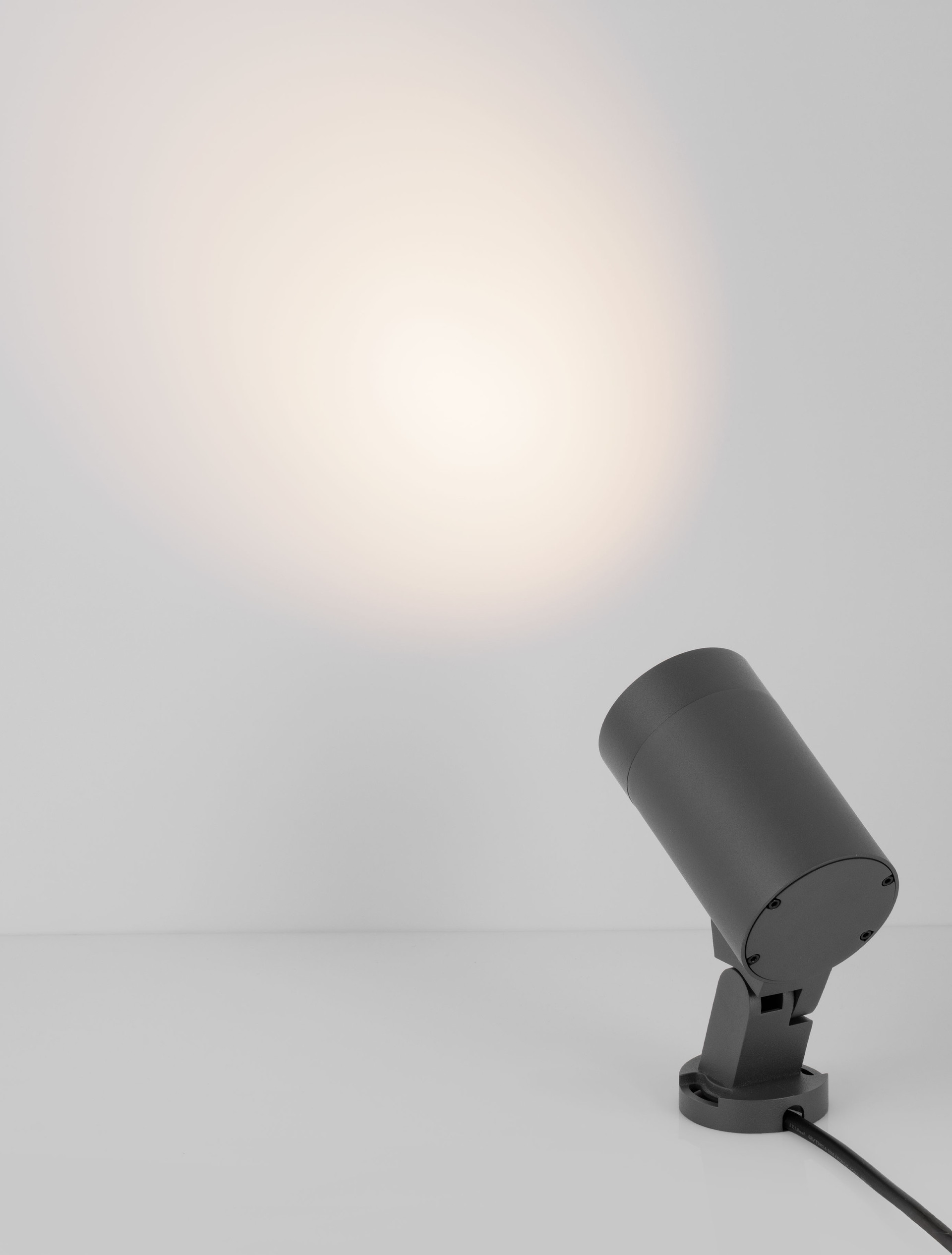 Law InOut B27-10W-A15 | L 14 W 7.6 H 15.3 cm | 10 W | 2700 K | 1011 lm | IP65 | Black | Aluminum