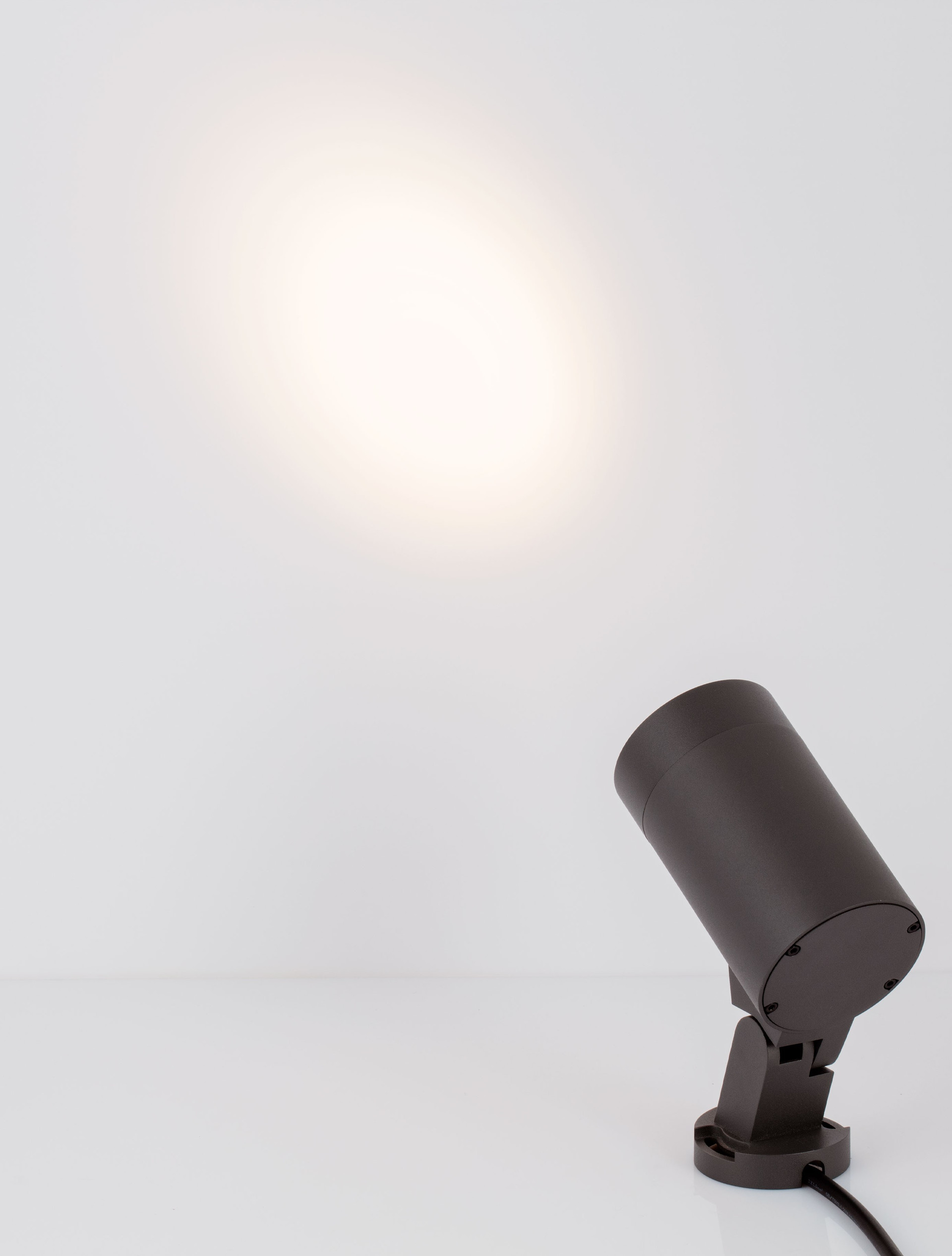 Law InOut B30-10W-A15 | L 14 W 7.6 H 15.3 cm | 10 W | 3000 K | 1037 lm | IP65 | Black | Aluminum