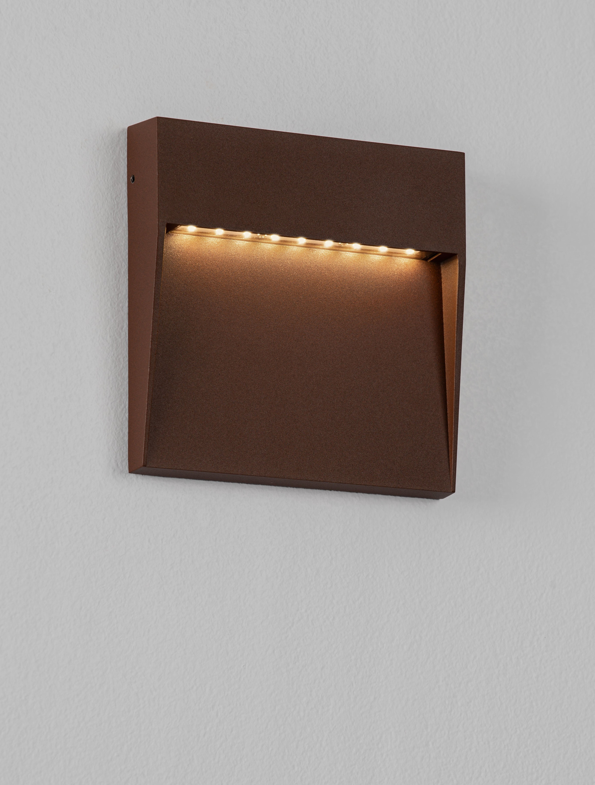 FEM | L 16 W 2.7 H 16 cm | 5 W | 3000 K | 307 lm | IP54 | Corten | Aluminum