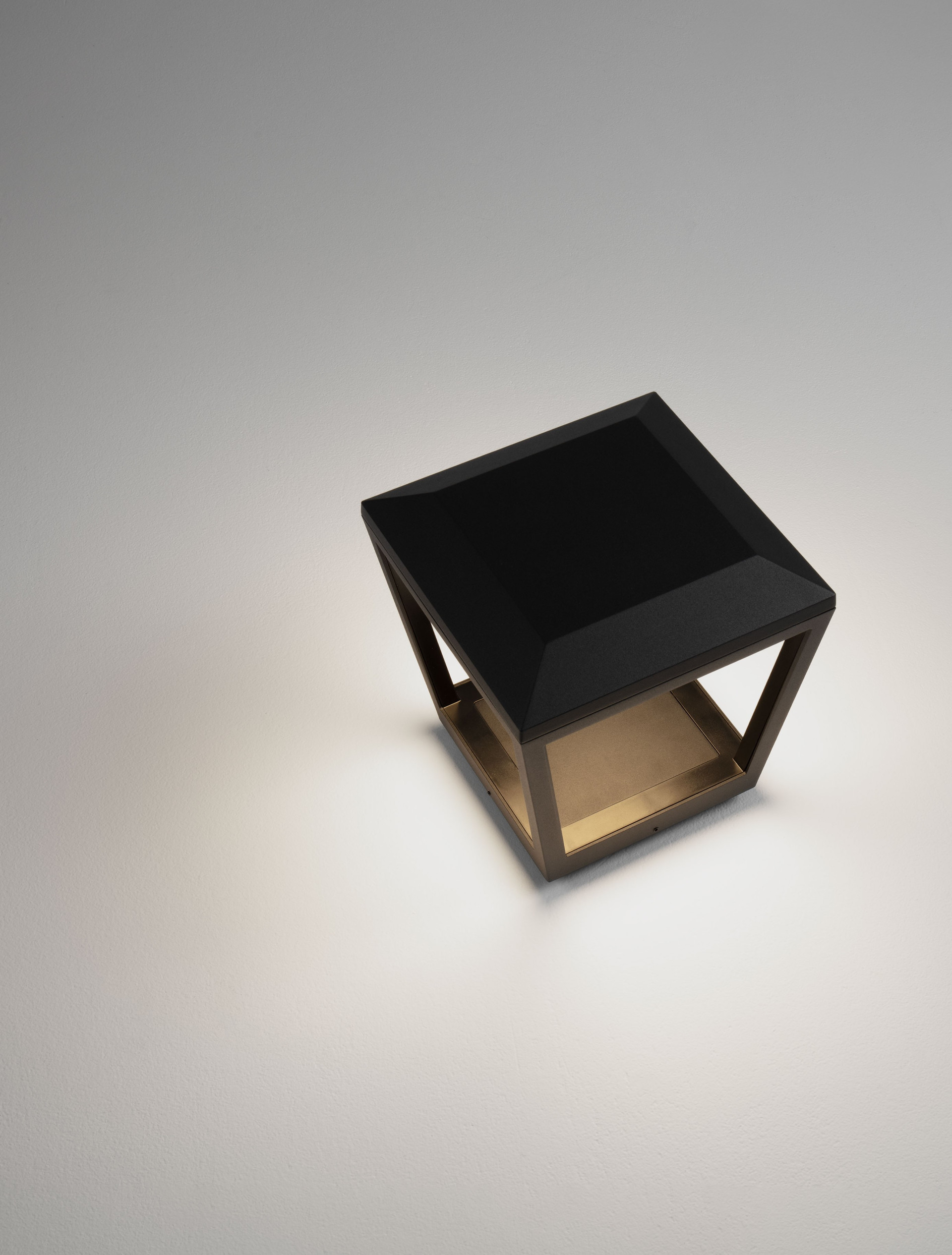 OPU | L 24 W 24 H 26 cm | 24 W | 3000 K | 1118 lm | IP65 | Black | Aluminum