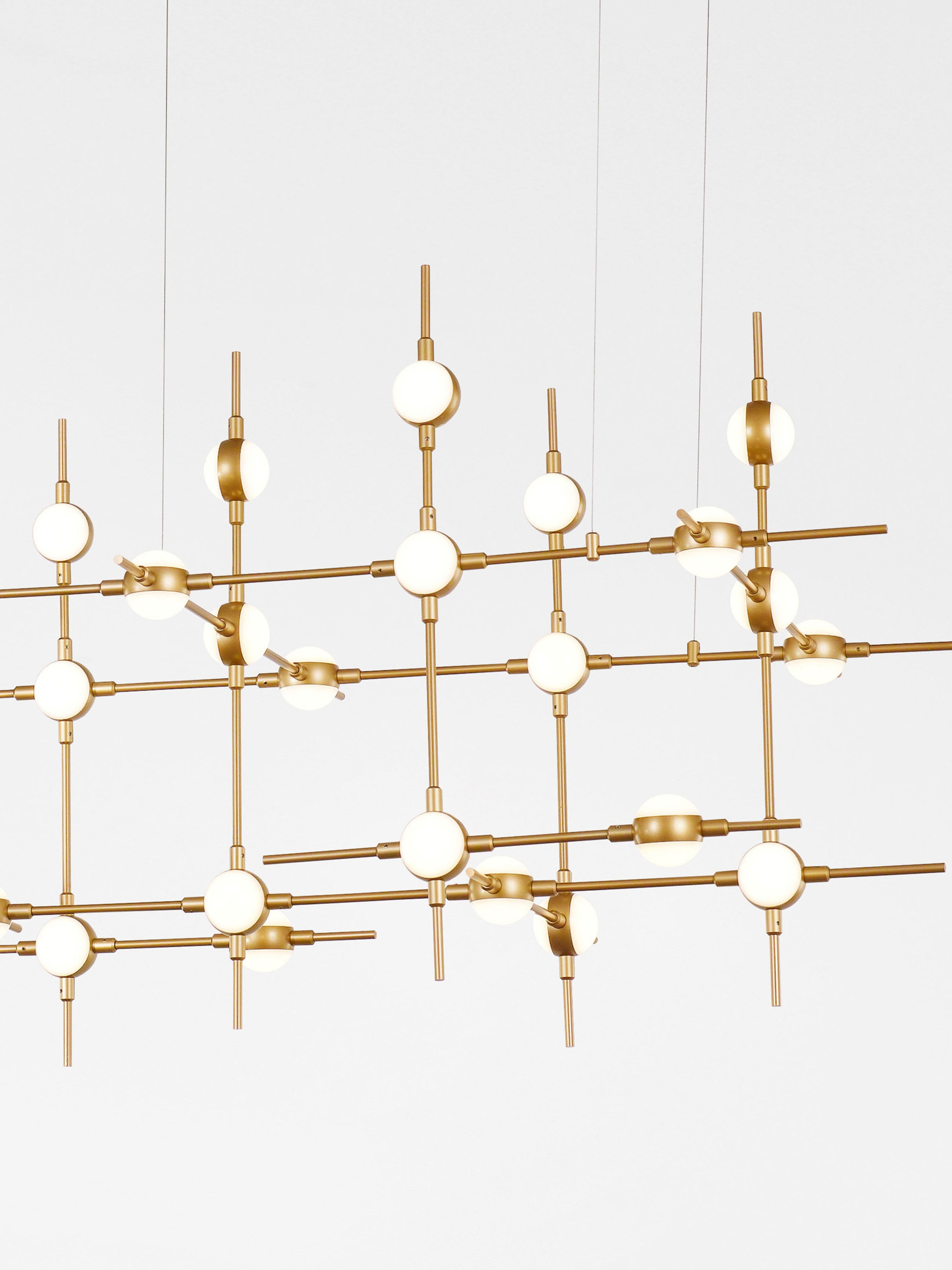 ATOMO | L 106 W 58.5 H 150 cm | 84 W | 3000 K | 3805 lm | IP20 | Gold | Metal/Acrylic