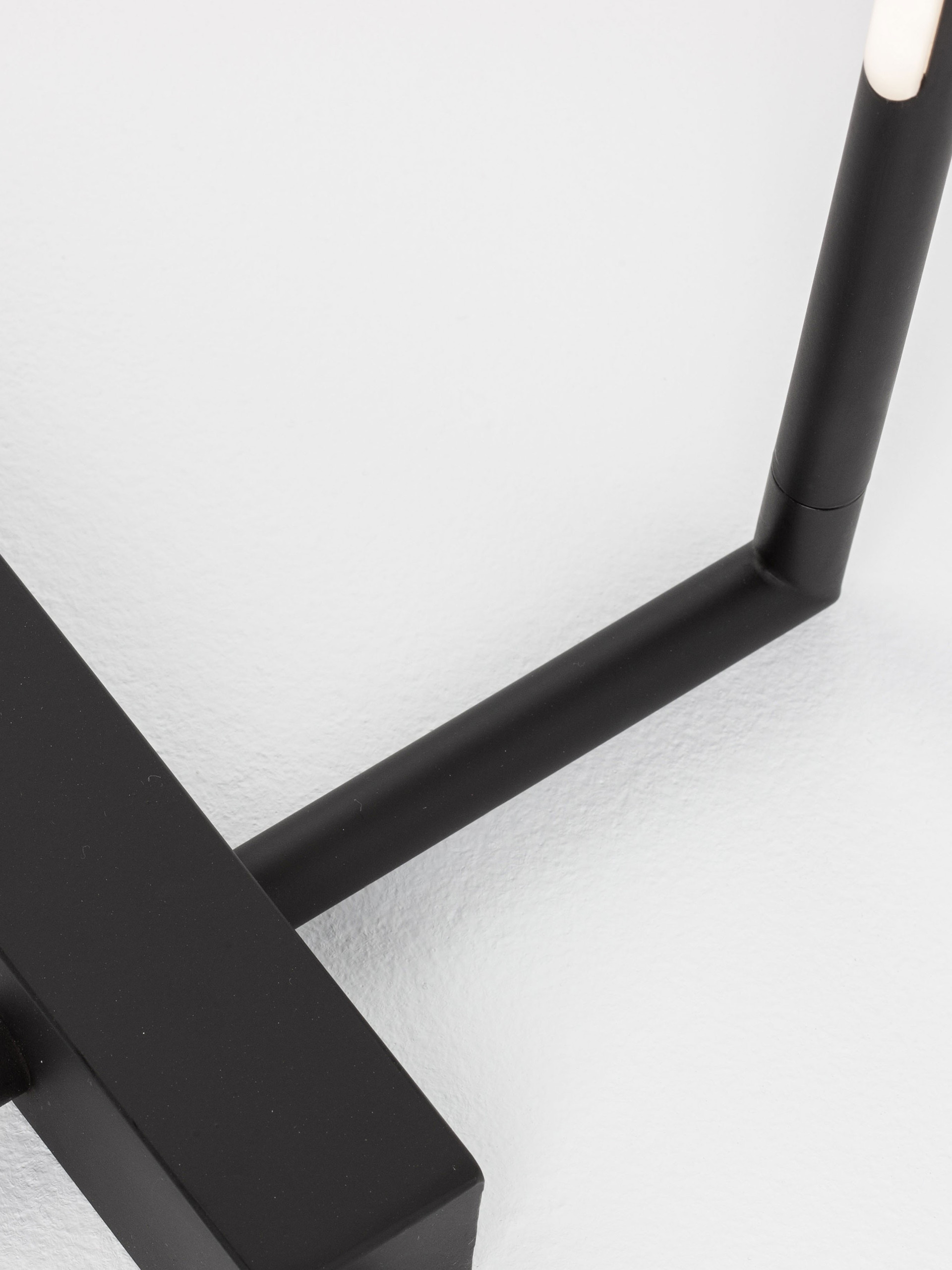 RACCIO | L 18 W 18 H 140 cm | 19 W | 3000 K | 891 lm | IP20 | Black | Metal/Acrylic