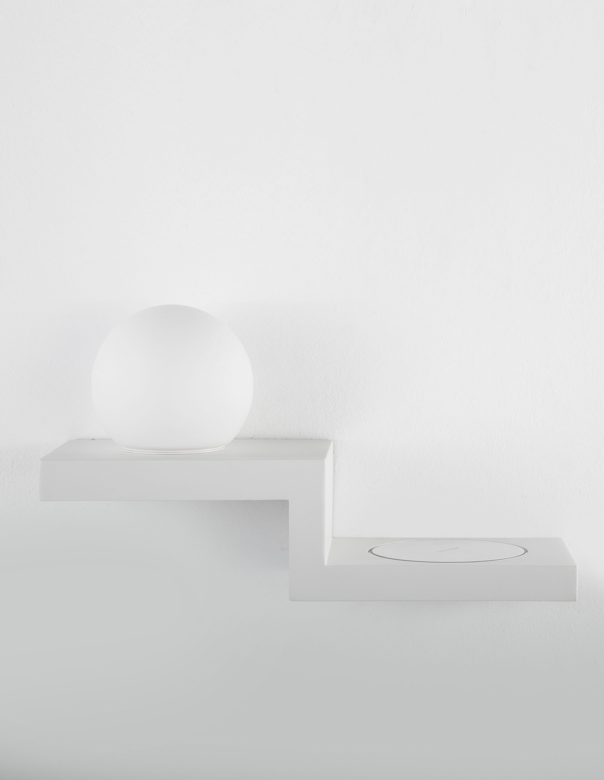 ROOM | L 32.2 W 12 H 17.8 cm | 6 W | 3000 K | 360 lm | IP20 | White | Glass/Aluminum