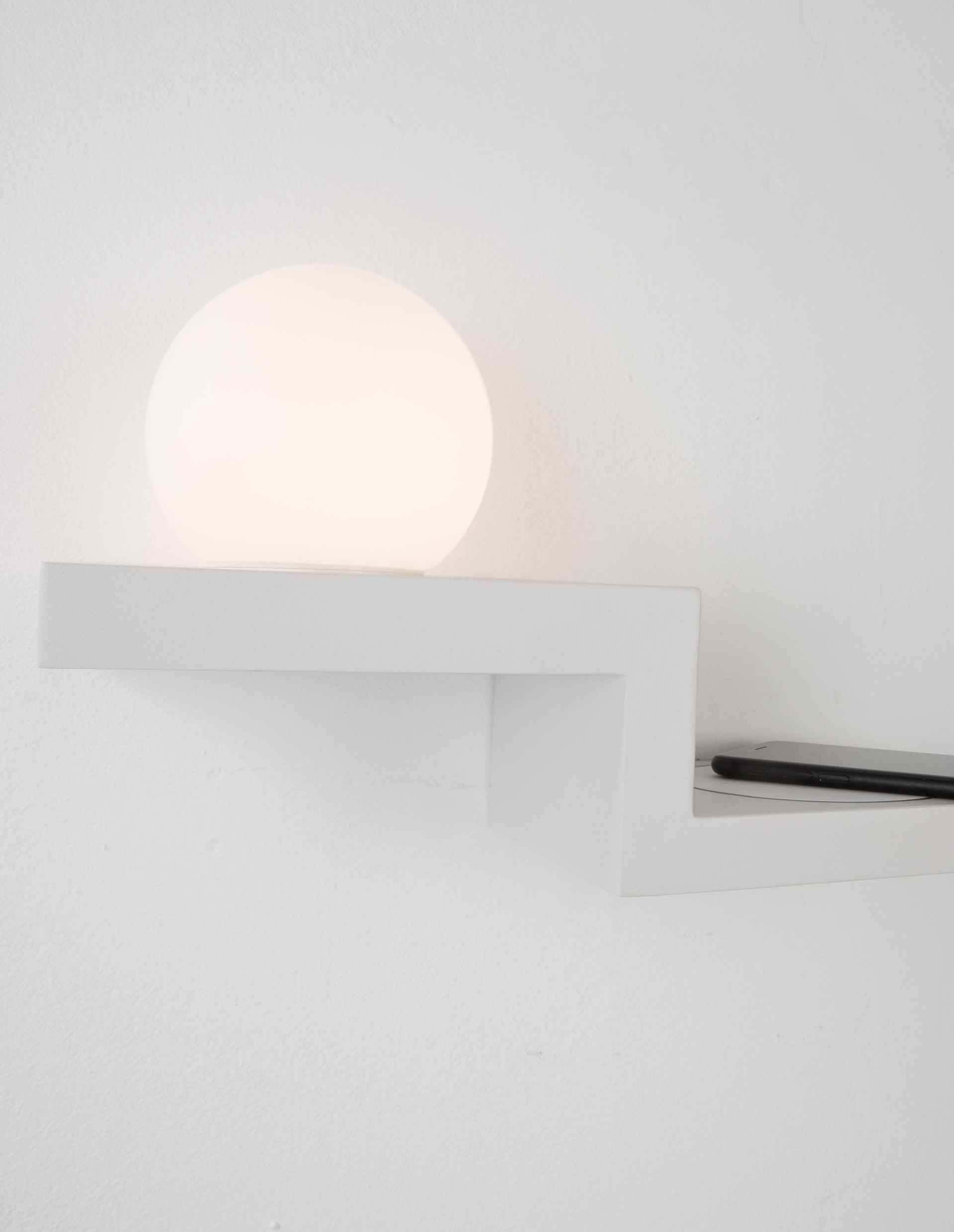 ROOM | L 32.2 W 12 H 17.8 cm | 6 W | 3000 K | 360 lm | IP20 | White | Glass/Aluminum