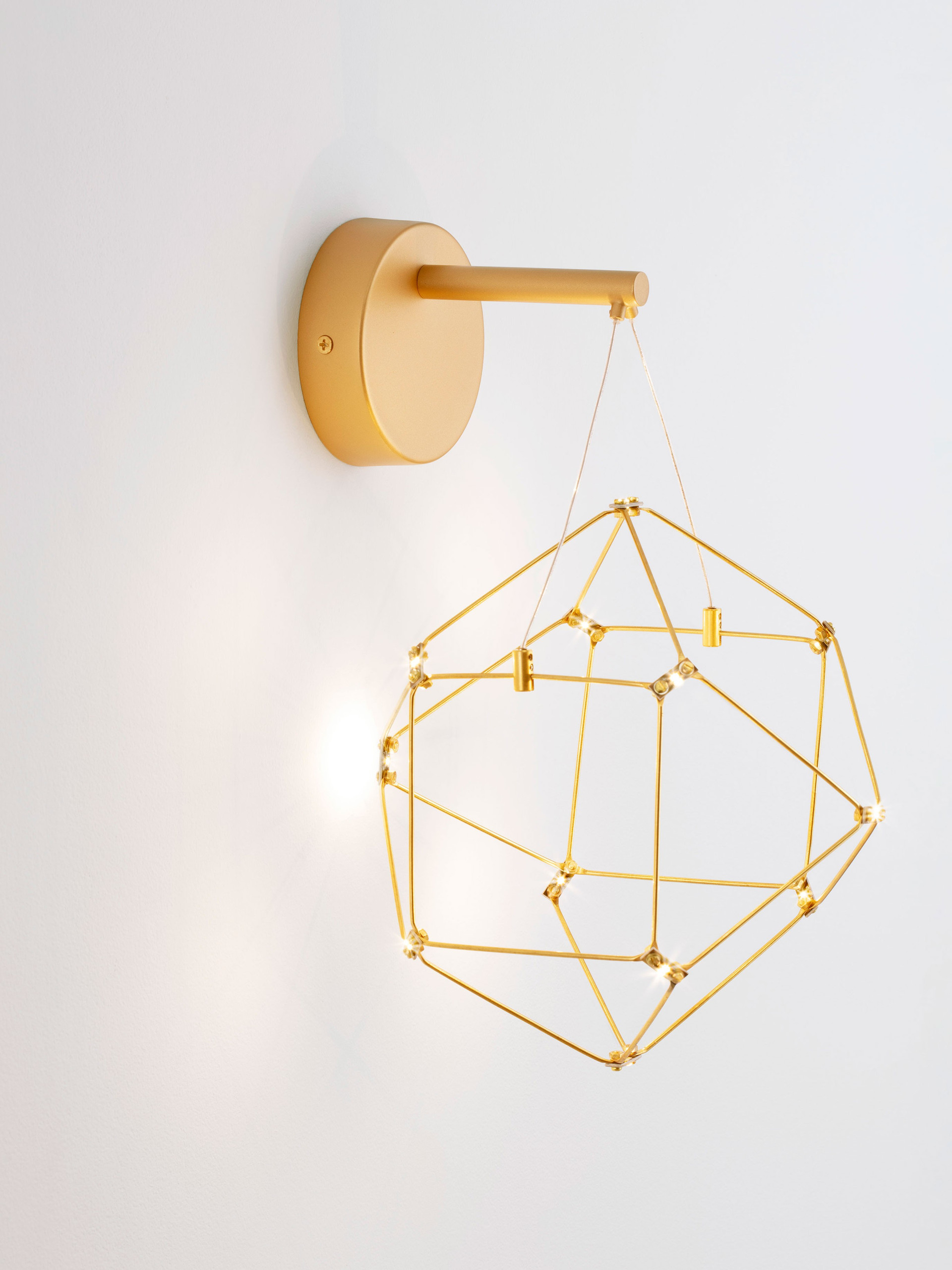 NEBULA | L 17 W 23.4 H 31 cm | 6 W | 3000 K | 345 lm | IP20 | Gold | Aluminum/Copper