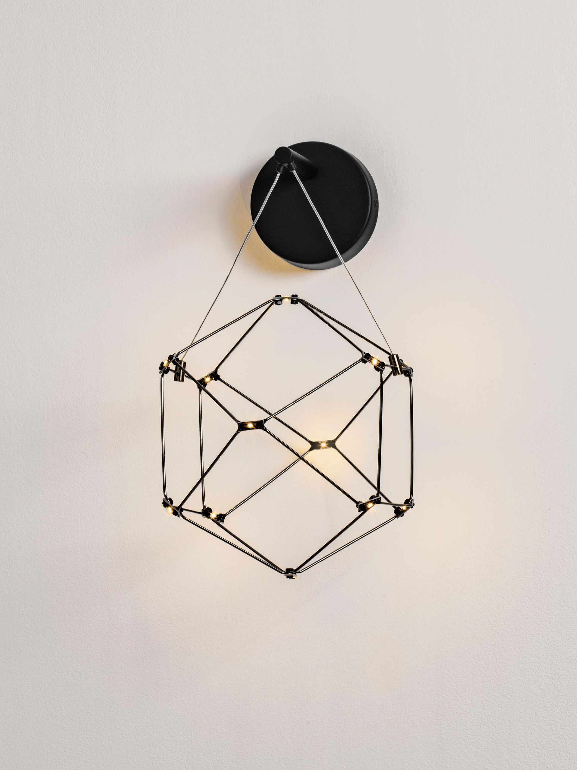 NEBULA | L 17 W 23.4 H 31 cm | 6 W | 3000 K | 345 lm | IP20 | Black | Aluminum