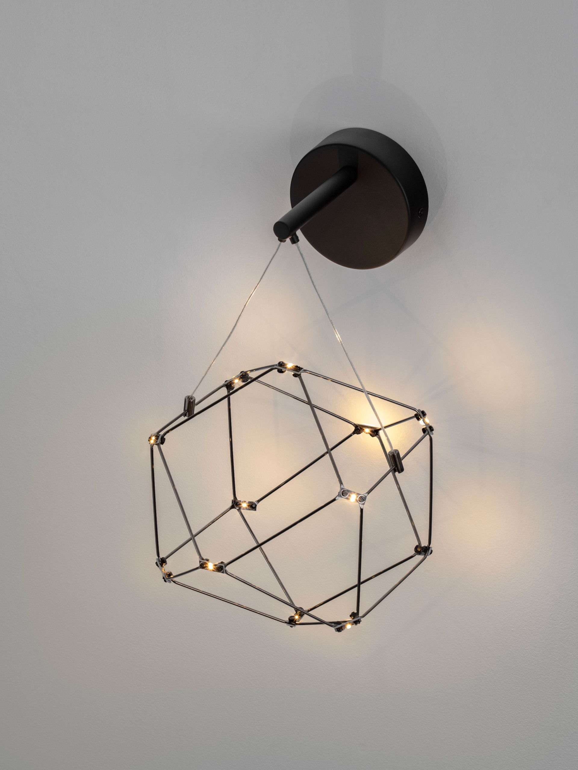 NEBULA | L 17 W 23.4 H 31 cm | 6 W | 3000 K | 345 lm | IP20 | Black | Aluminum