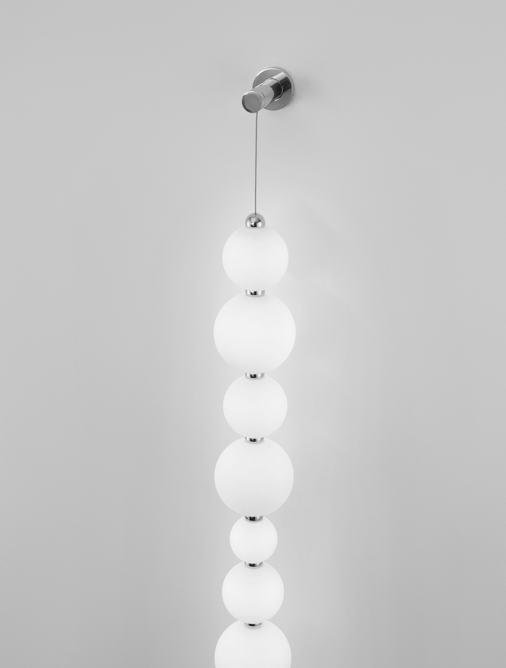 PERLA | W 9 H 105 D 10 cm | 42 W | 3000 K | 3958 lm | IP20 | White/Chrome | Glass/Metal