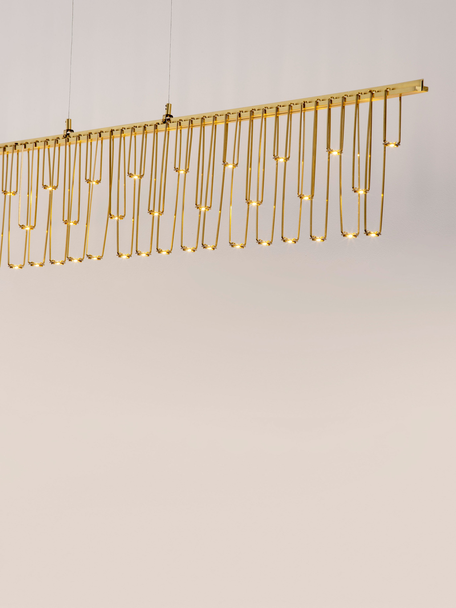STELLAR | L 120 W 8 H 150 cm | 17 W | 3000 K | 1355 lm | IP20 | Gold | Aluminum/Copper