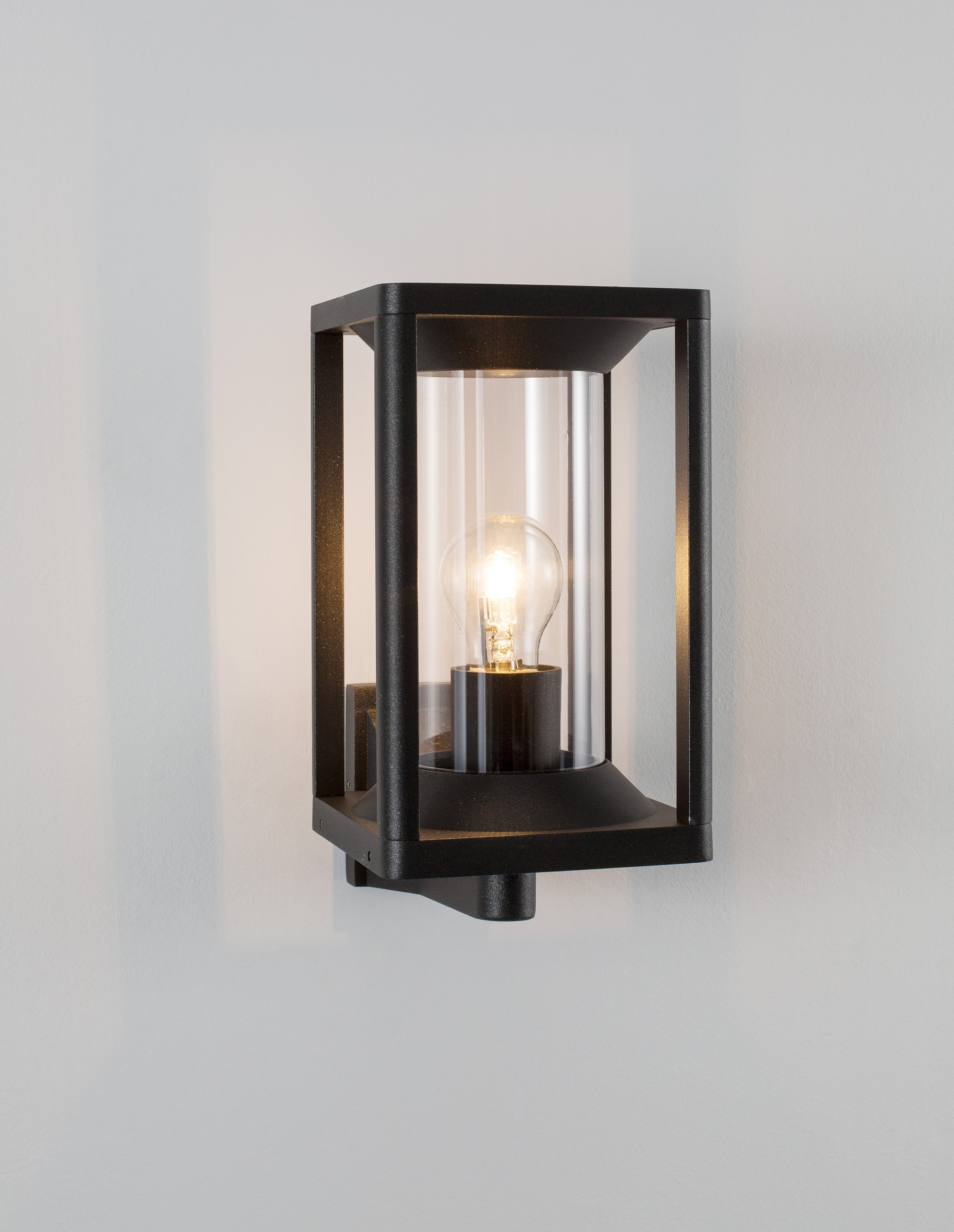 LOEVE | L 14.5 W 21.5 H 27.6 cm | 12 W | IP65 | Black | Aluminum