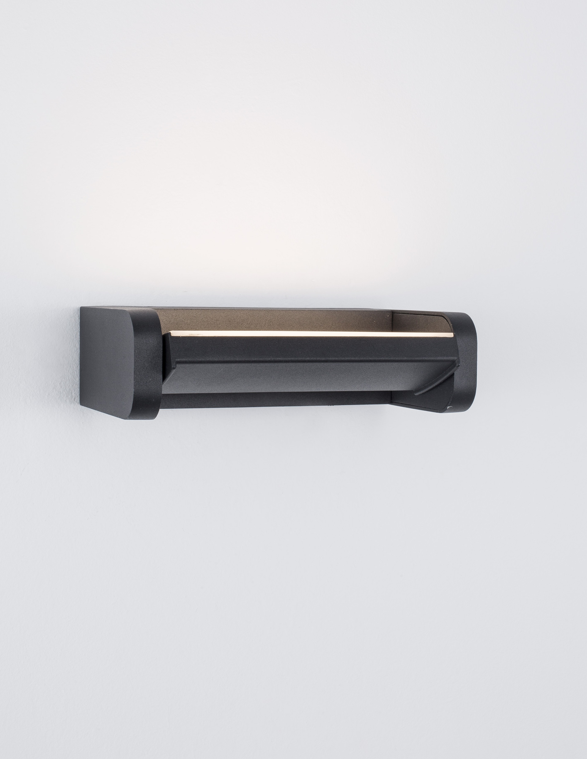 VOLVEL | L 20 W 11 H 6 cm | 7 W | 3000 K | 719 lm | IP54 | Schwarz | Aluminium