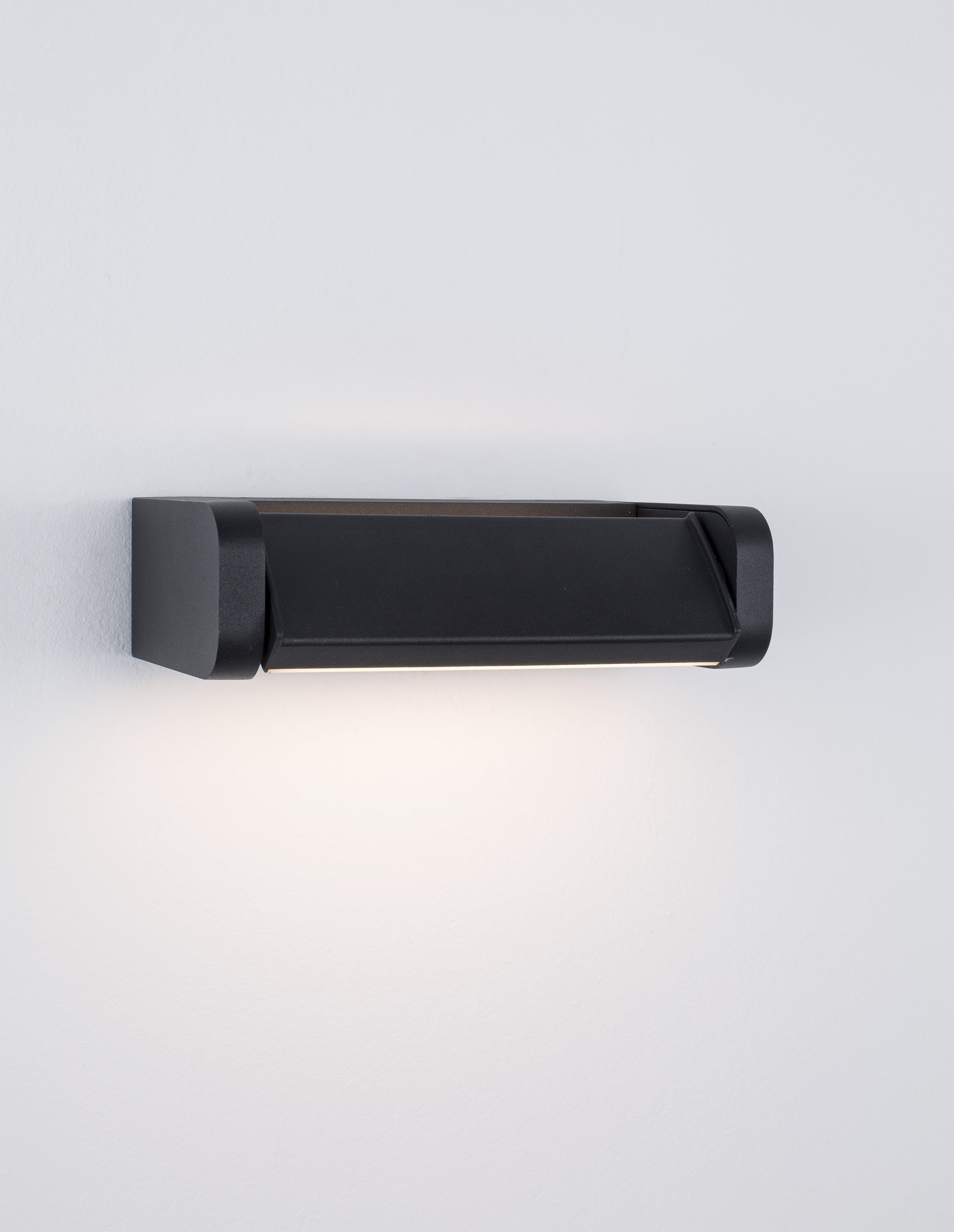 VOLVEL | L 20 W 11 H 6 cm | 7 W | 3000 K | 719 lm | IP54 | Schwarz | Aluminium